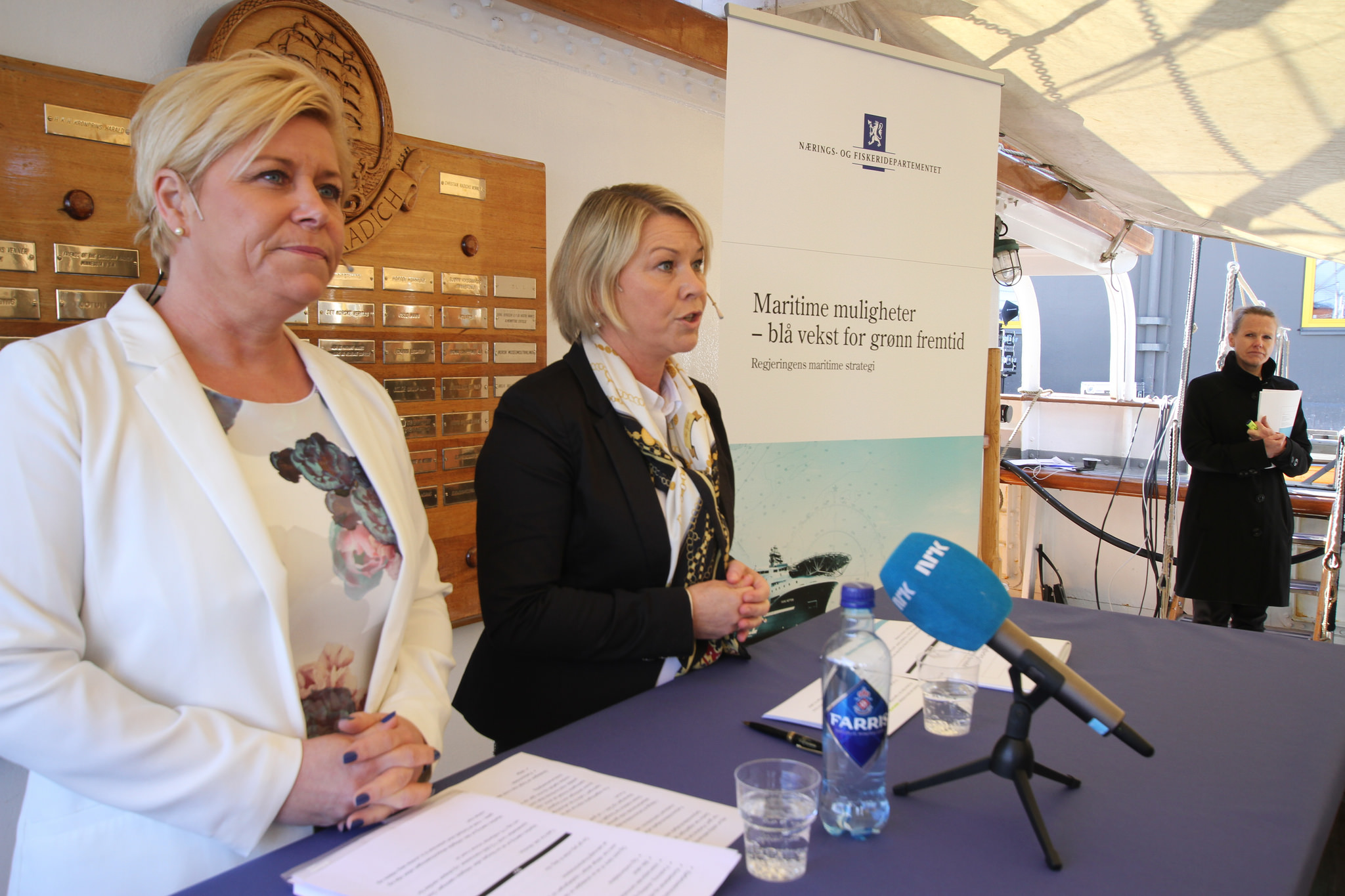Finansminister Siv Jensen og næringsminister Monica Mæland ønsker flere skip velkommen i norsk internasjonalt skipsregister NIS. Foto: Trond Vikden, NFD.