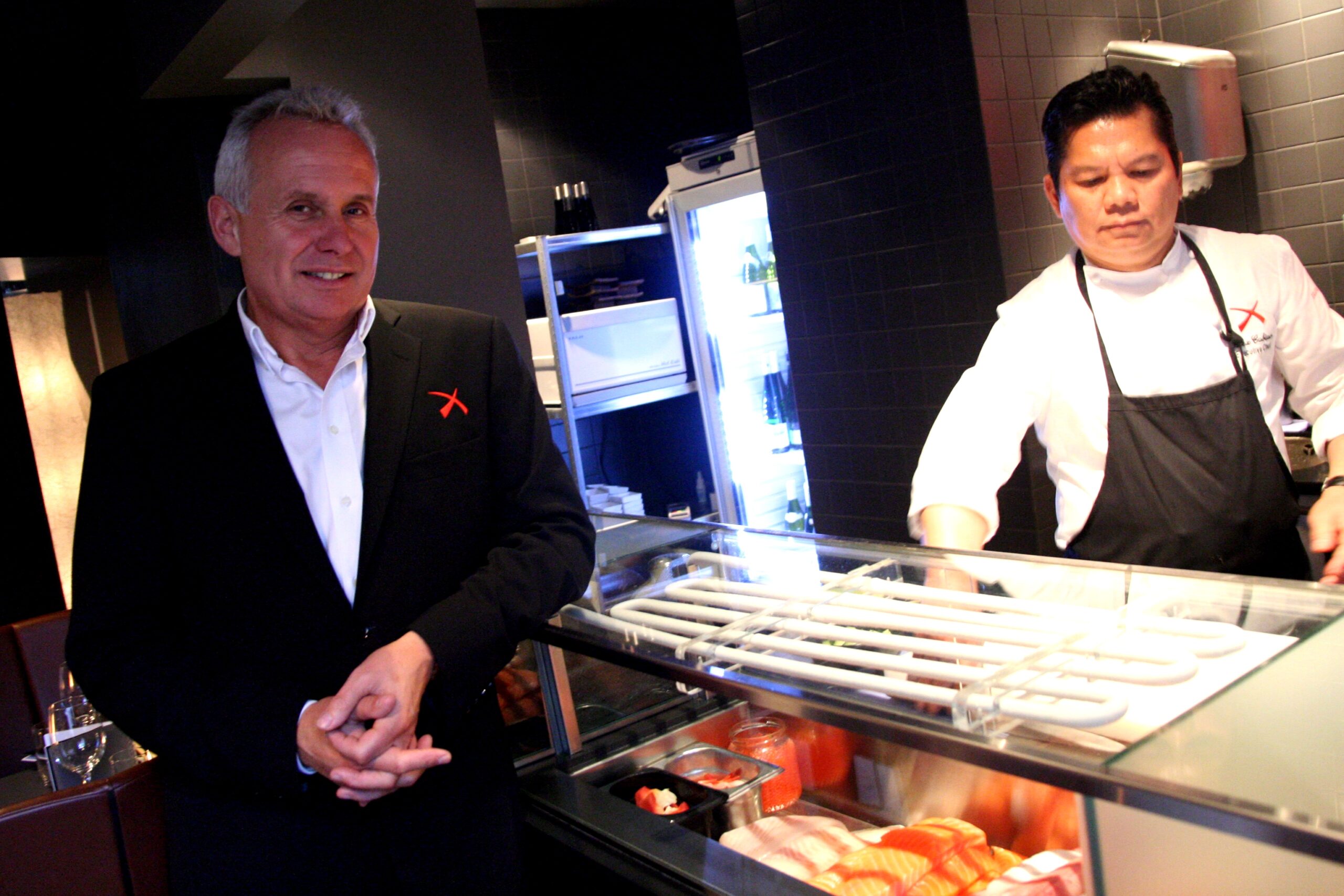 Daglig leder hos Alex Sushi Wolfgang Josef Schlereth og kjøkkensjef Alex Cabiao. Foto: Elisabeth Hvitsten