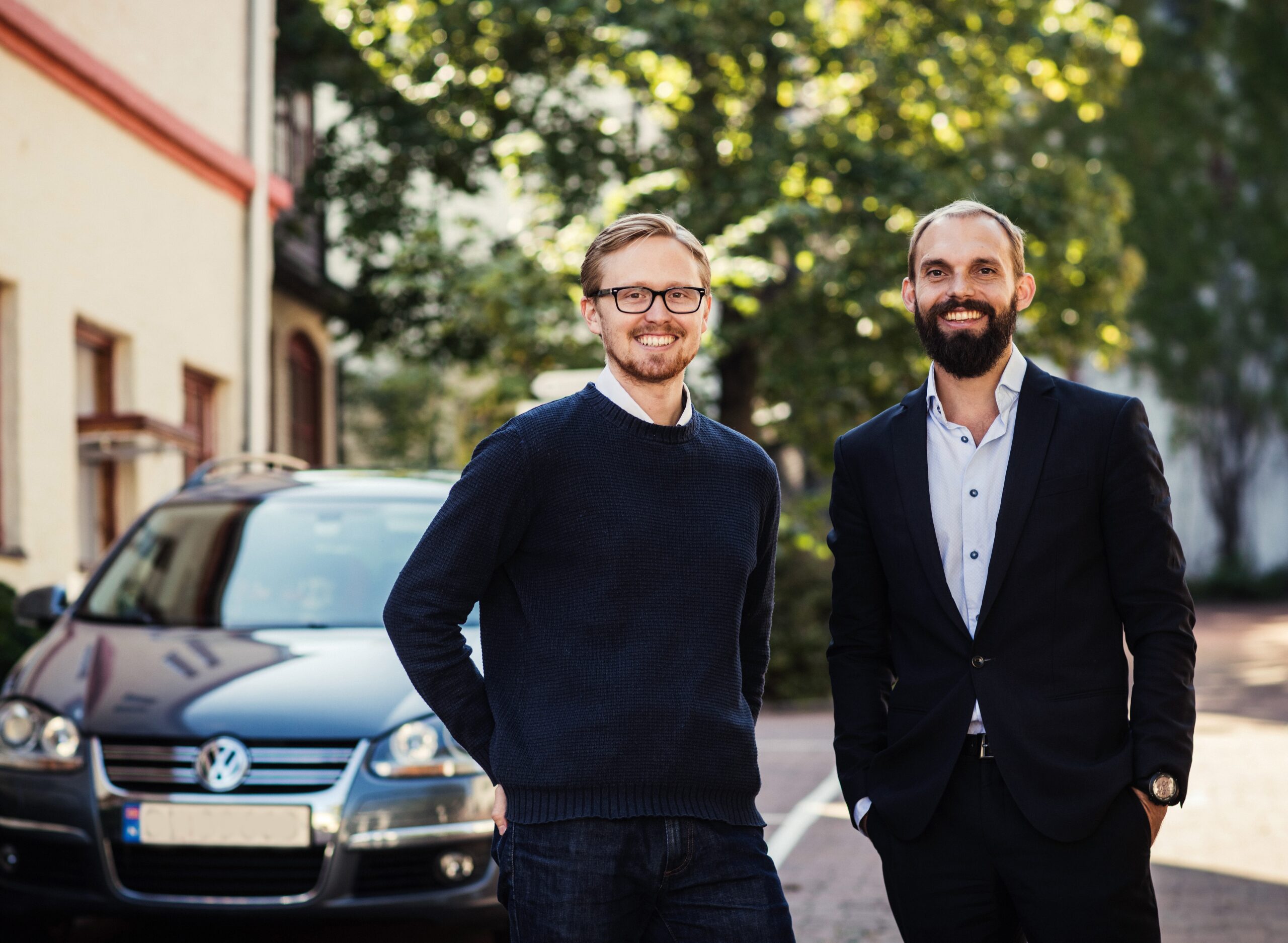 NaboBil.no ledes av administrerende direktør Chris Moen (tv) og teknologidirektør Christian Hager - de vil gjøre det mulig å utnytte den store private bilparken i Oslo. Foto: NaboBil