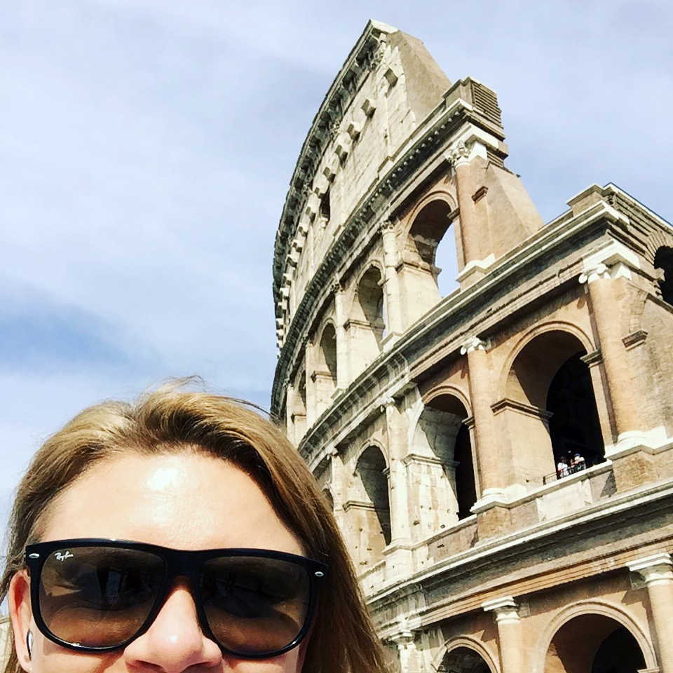 Hanne Bratlie er den heldige vinner av skrivekurs med Helene Uri i Krakow. Her lader hun opp på konferanse i Roma. Foto: Selfie