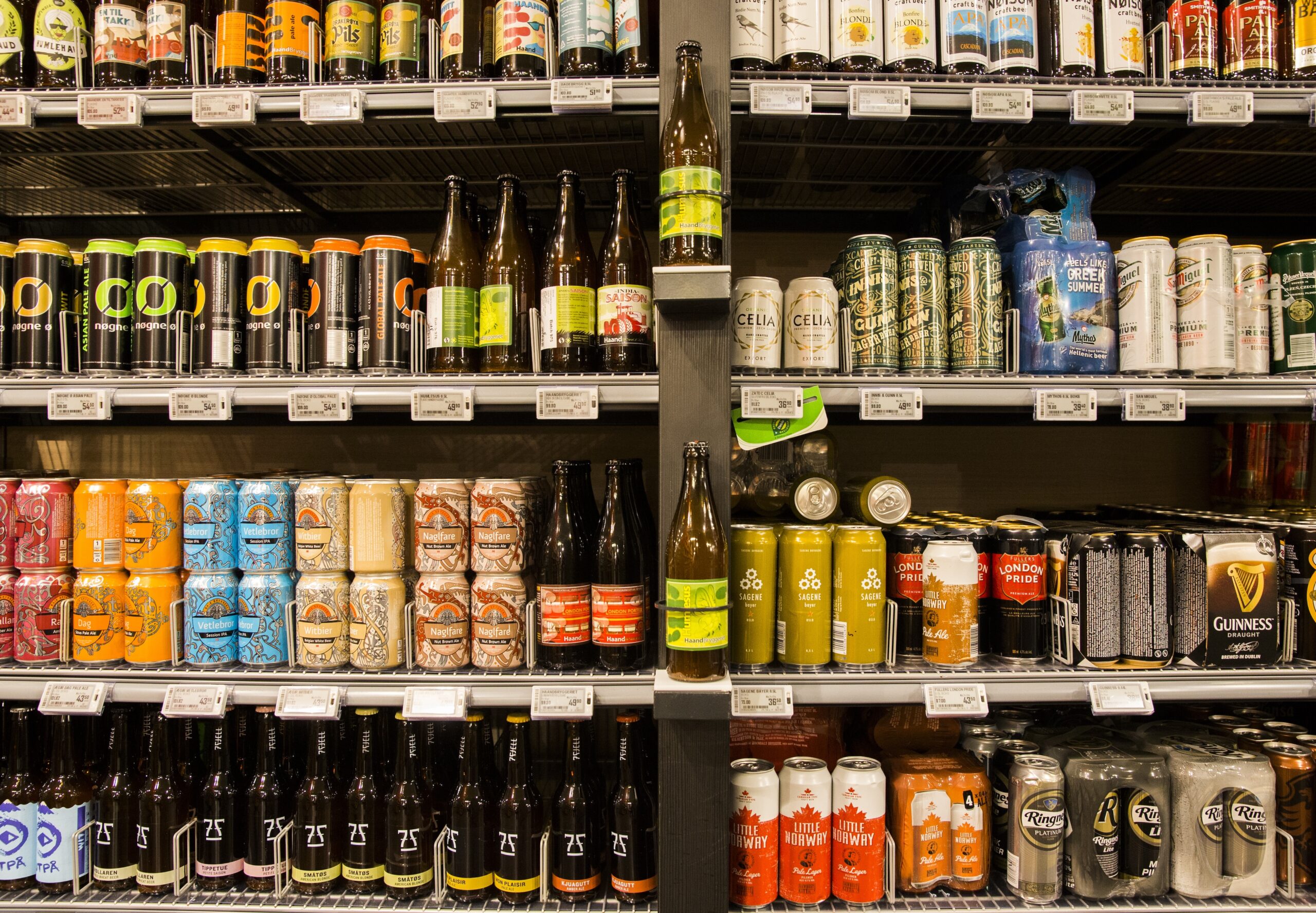 I 2023 var litt over halvparten – 54,7 prosent – av øl som blei selt på Vinmonopolet frå Noreg. Illustrasjonsfoto: Berit Roald / NTB / NPK