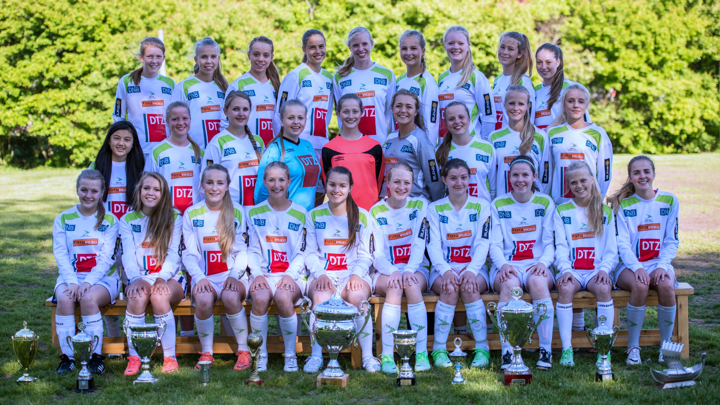 Øvrevoll-Hosle 1998 girl's soccer team.