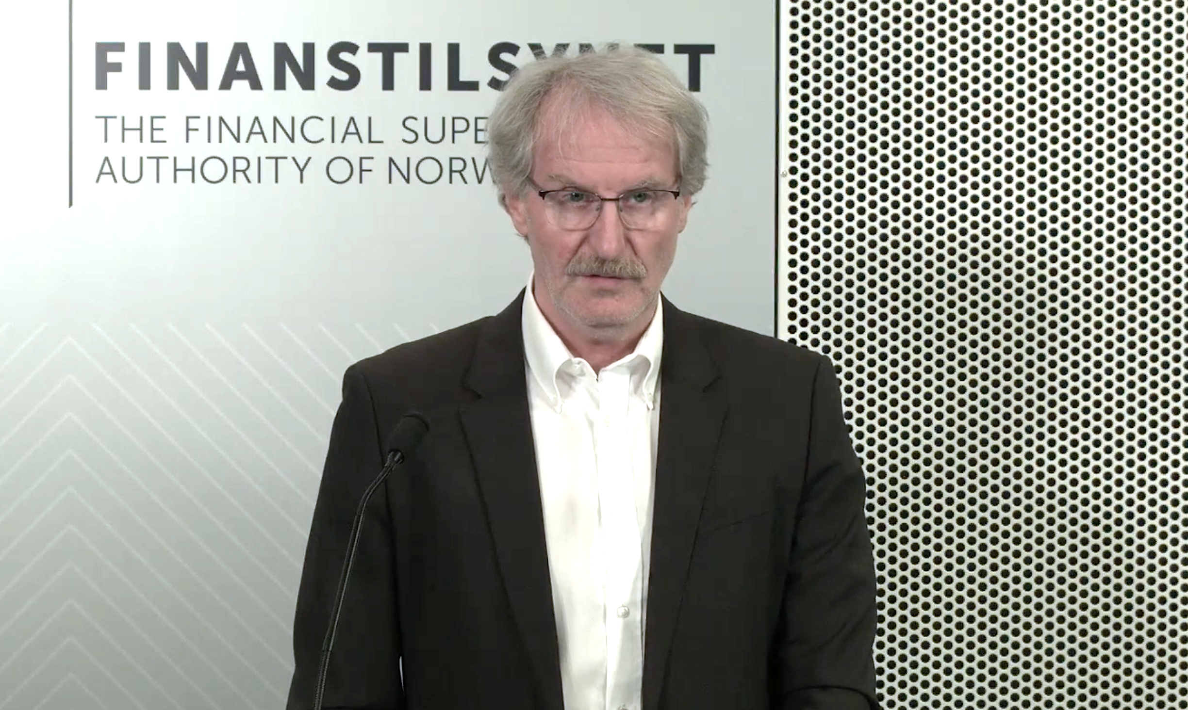 Olav Johannessen i Finanstilsynet oppmodar alle innbyggjarar til å tenkje eigenberedskap også når det gjeld betaling. Foto: Finanstilsynet