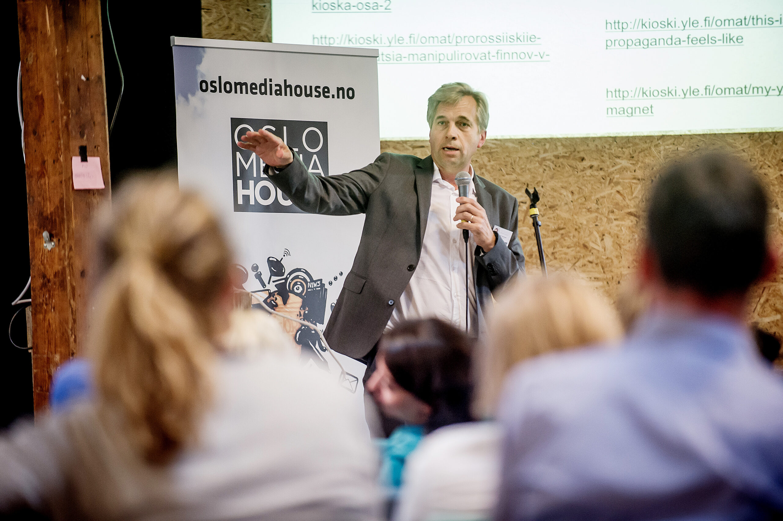 Styreleder Geir Terje Ruud i Oslo Media House møter nedskjæringene i de store mediehusene med optimisme og konstaterer at mange nye journalistiske produkter oppstår. Her modererer han Oslo Media Meeting 2016. Foto: Gorm K. Gaare.