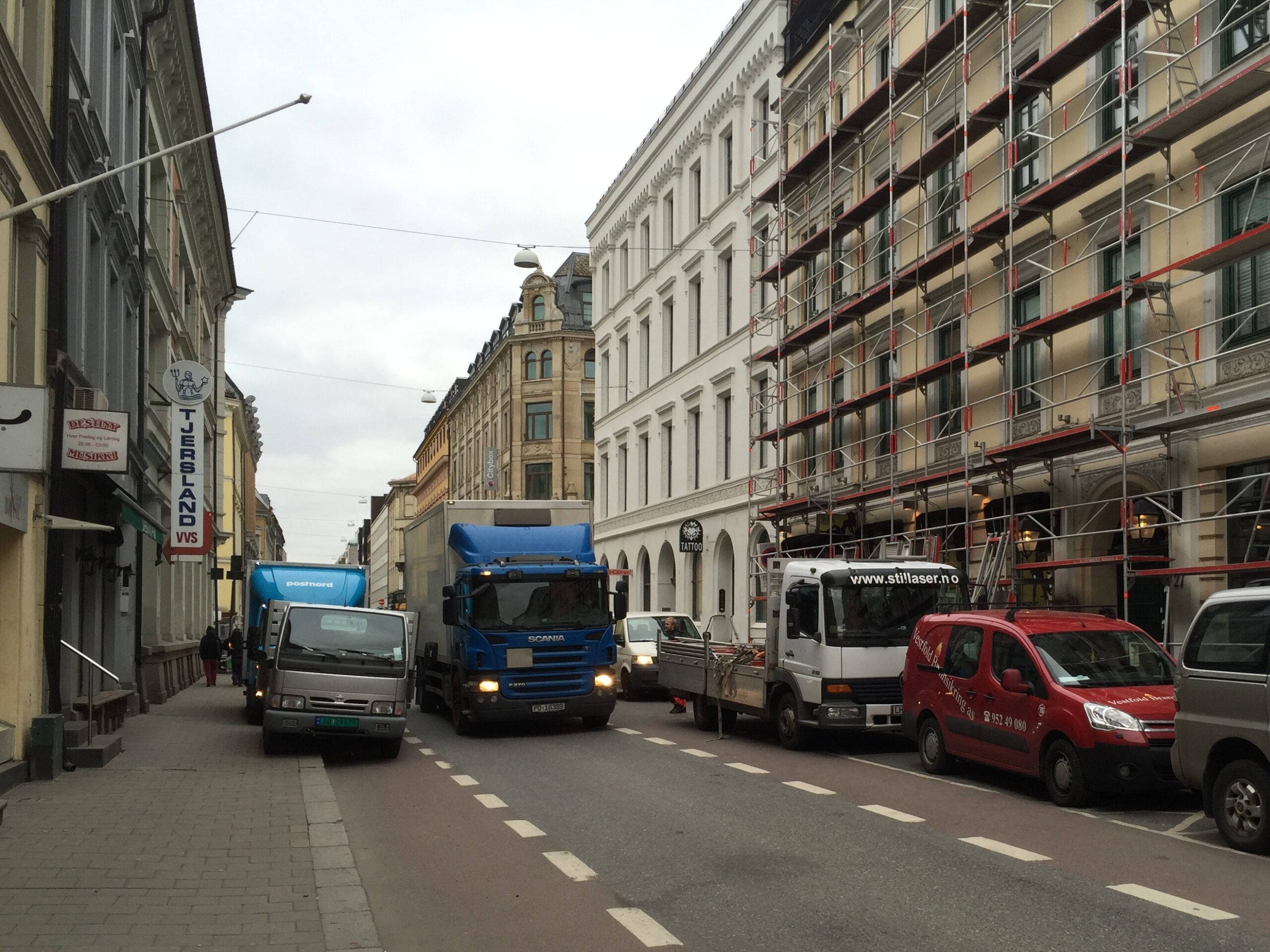 Å levere varer i Oslo er en balansekunst mellom å sperre biltrafikken, syklistene eller fotgjengerne. Plassene som er øremerket varelevering er opptatt. Foto: Claude R. Olsen