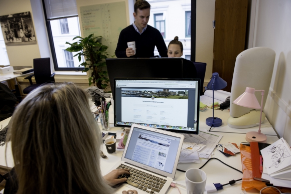 Oppkjøringen av Oslo kommunes nye nettside følges med argusøyne, ikke minst blant aktørene i nettbransjen.  Her studerer contry manager Sanna Skepp Hansen, digital forretningssjef Thomas Næss Thoresen og analysemedarbeider Victoria Frivold Olsen i Peytz & Co den nye siden.  Foto: GORM K: GAARE