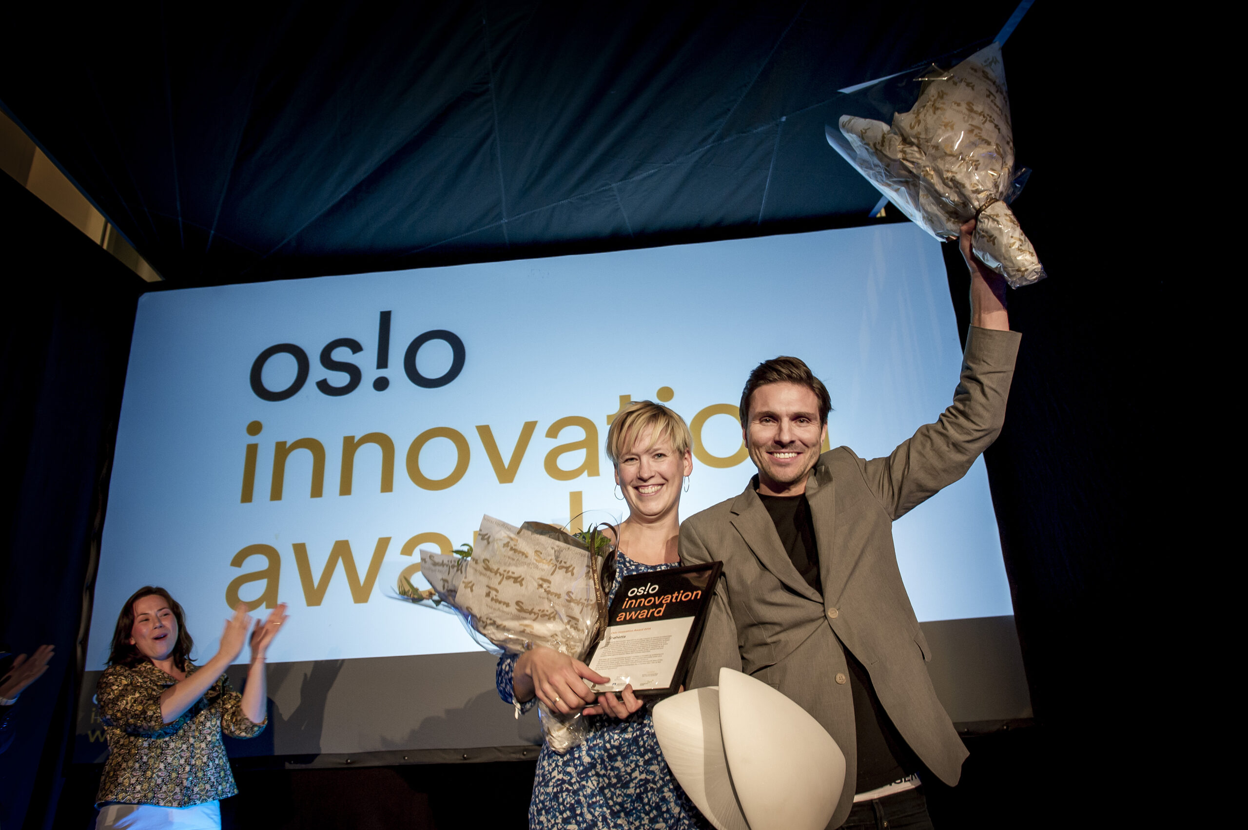 Oslo Innovation Award 2014 was won by Snøhetta, here represented by Tonje Verdal Frydenlund (left) and Martin Gran. To the left: Karina Birkeland Lome, Finn.no from the jury. Photo: Gorm K. Gaare