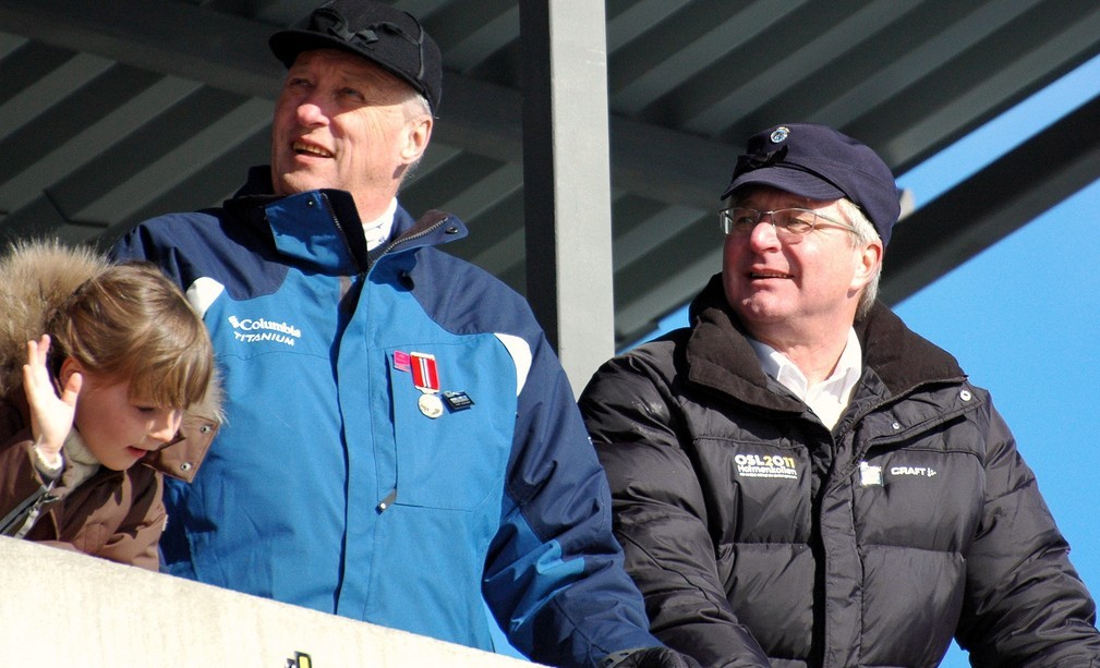 Ordfører Fabian Stang med Oslos innbygger nummer èn Kong Harald, og prinsesse Ingrid Alexandra i Holmenkollen. Når publikum strømmer til skianlegget i slutten av februar, har Oslo allerede passert 600 000 innbyggere. Foto: Bystyrets sekretariat.