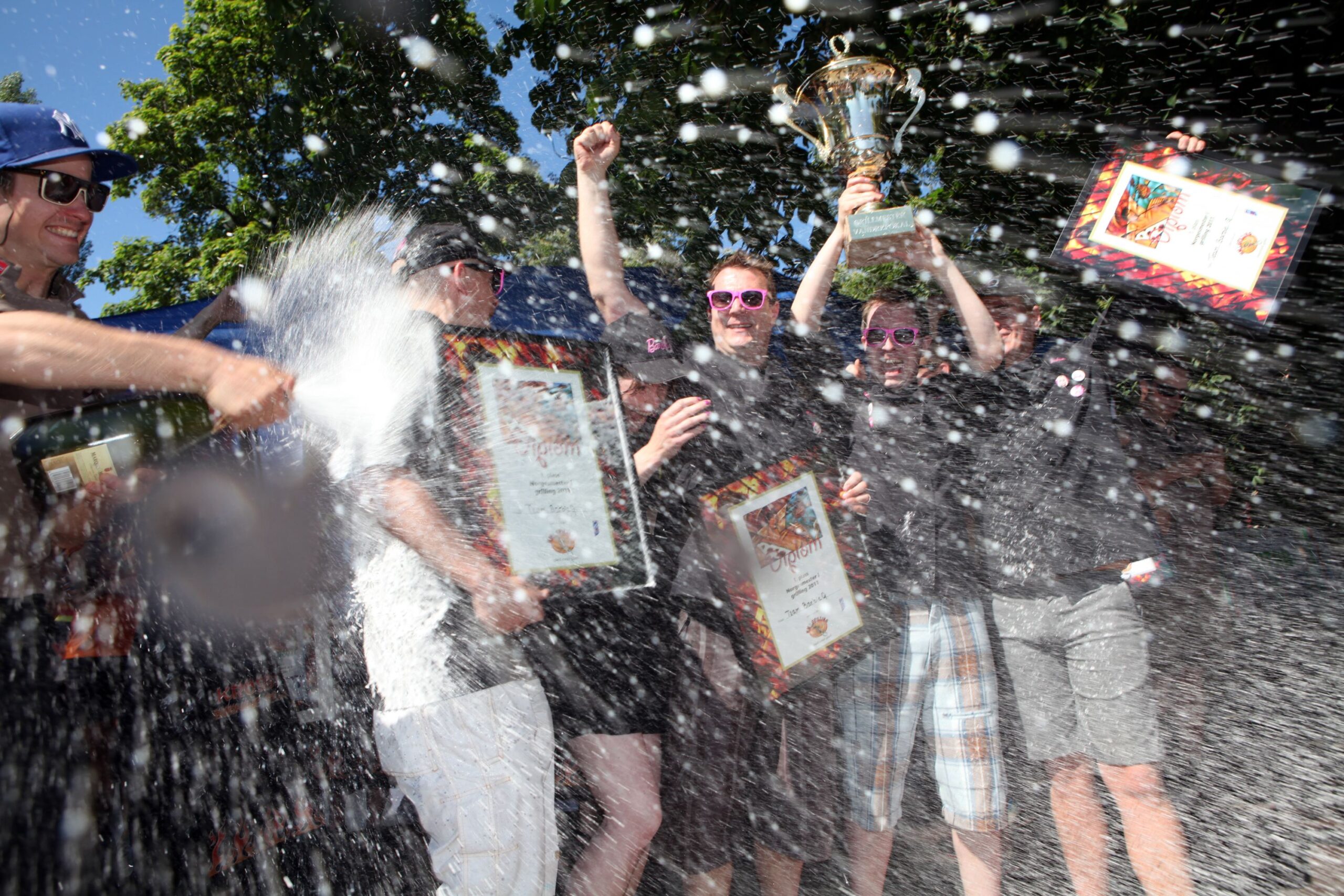 GULLCHAMPIS: Vinnerne av NM i grilling, Team BarbieQ, fikk seg en god dusj champis fra fjorårts vinnere, Sviddmat.no. Lagleder Jan Ivar Nykvist med pokalen. Foto: Johnny Syversen