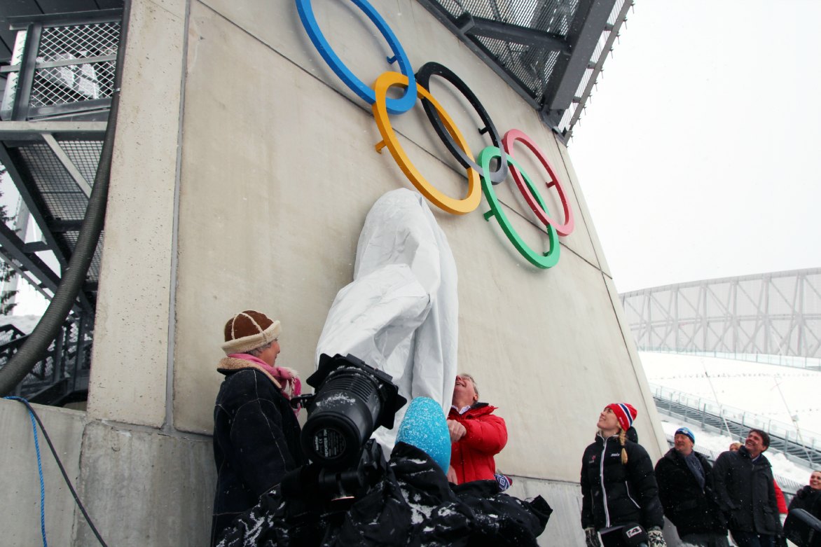 Mars 2013: Ett av en lang rekke PR-tiltak i Oslo 2022 var nye olympiske ringer i Holmenkollen. Så ble det "nok er nok" i Høyres stortingsgruppe. Foto: Oslo2022, Oslo kommune