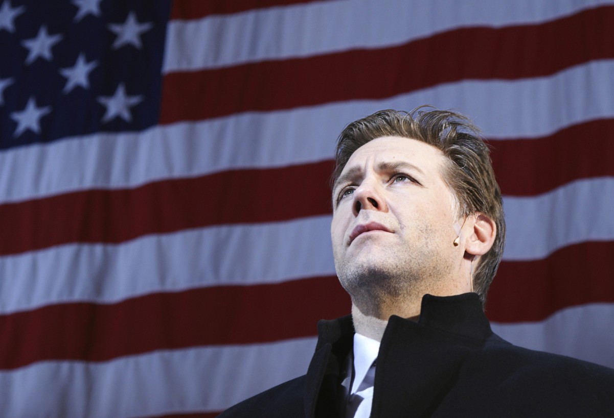Mads Ousdal spiller Jeffrey Skilling i Det Norske Teatrets finansmusikalske dramatisering av den amerikanske finansskandalen. Foto: Det Norske Teatret