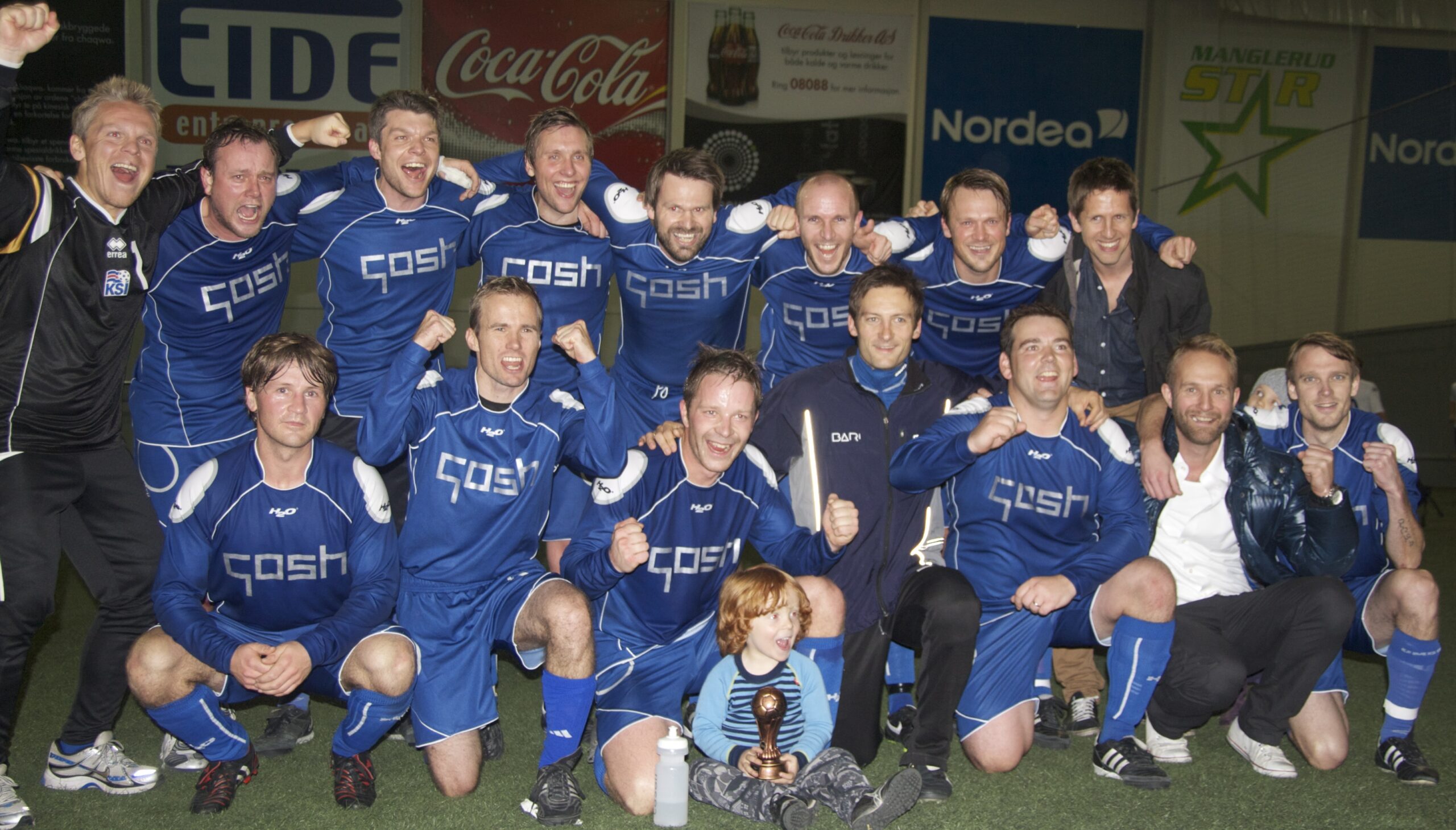 Dette fotballaget kunne igår juble over seieren i bedriftsfotballserien i Oslo. FC Frititdsklubben har slått ut rubb og rake av storbedrifter. Foto: Roar Myrvang