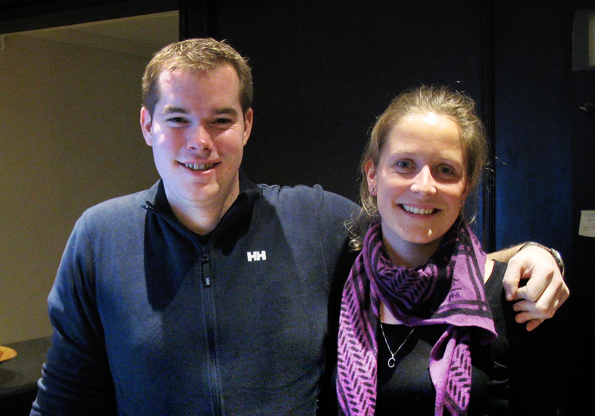 Hotellsjef Kim Aagensen er storfornøyd med at hotellet "Guldsmeden" har åpnet i Parkveien. Her sammen med resepsjonist Cammilla Narud. Foto: Petter Wang