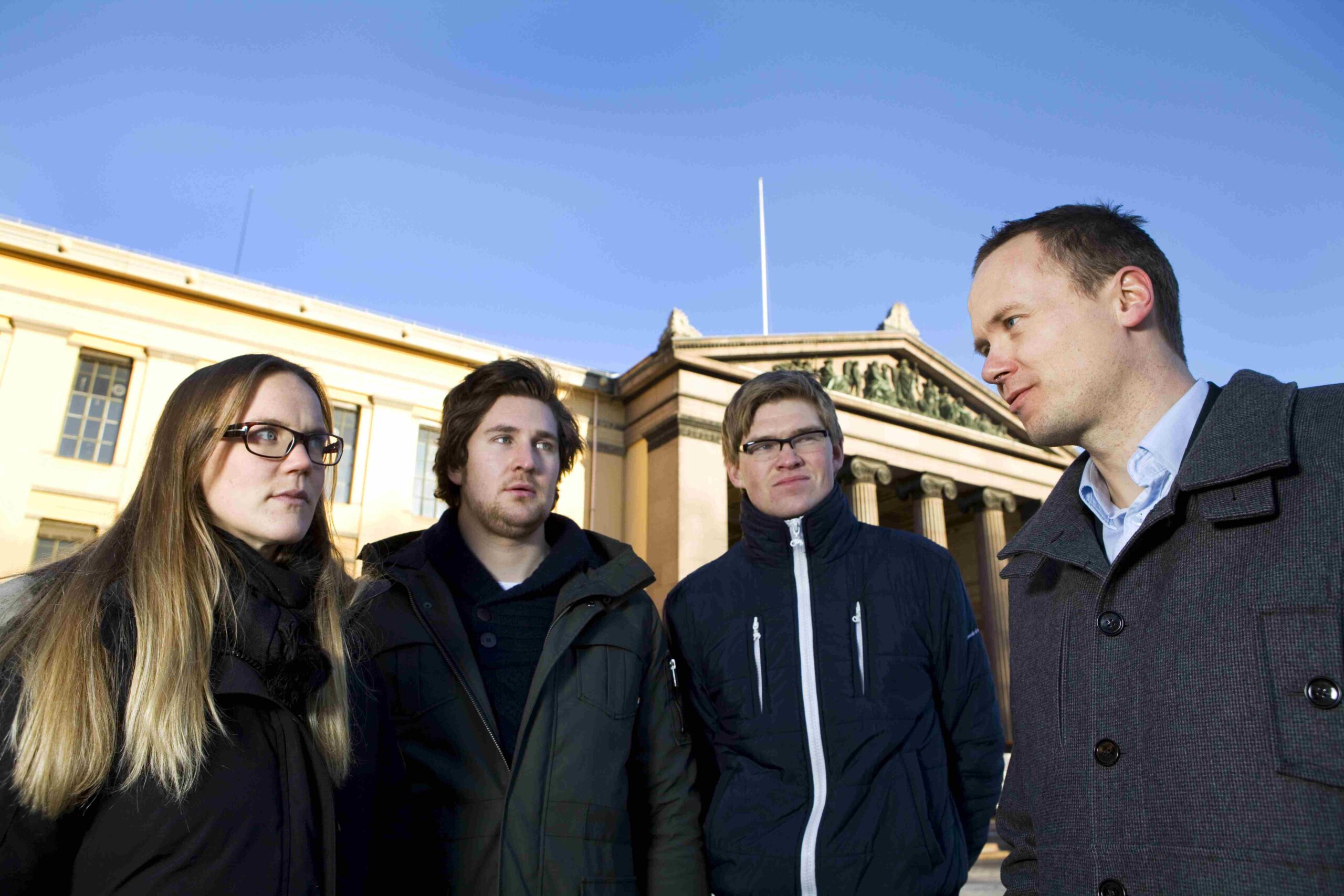 Konsernsjef i Adecco, Anders Øwre-Johnsen, forklarer jusstudentene Mette Gottschalk (25) (f.v.), Harald Knudtzon (24) og Martin Skaarer (25) hva som kreves av studenten som får stillingen hans i én måned. – Det ville nok vært et vel stort sprang for meg, men hadde vært spennende å se hva man duger til. Konsernsjef er ikke minst en betongstein på CV-en, sier Knudtzon.