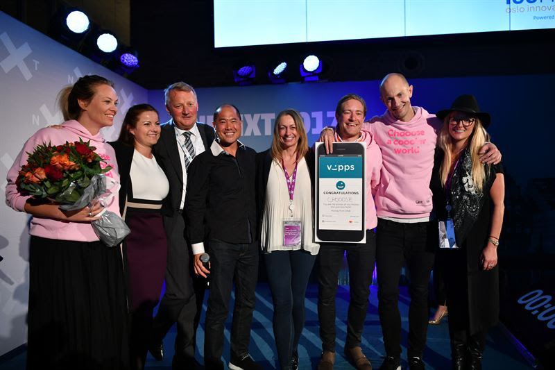 DNB-sjef Rune Bjerke sammen med vinnerlaget Chooose. Foto:Stig B. Fiksdal