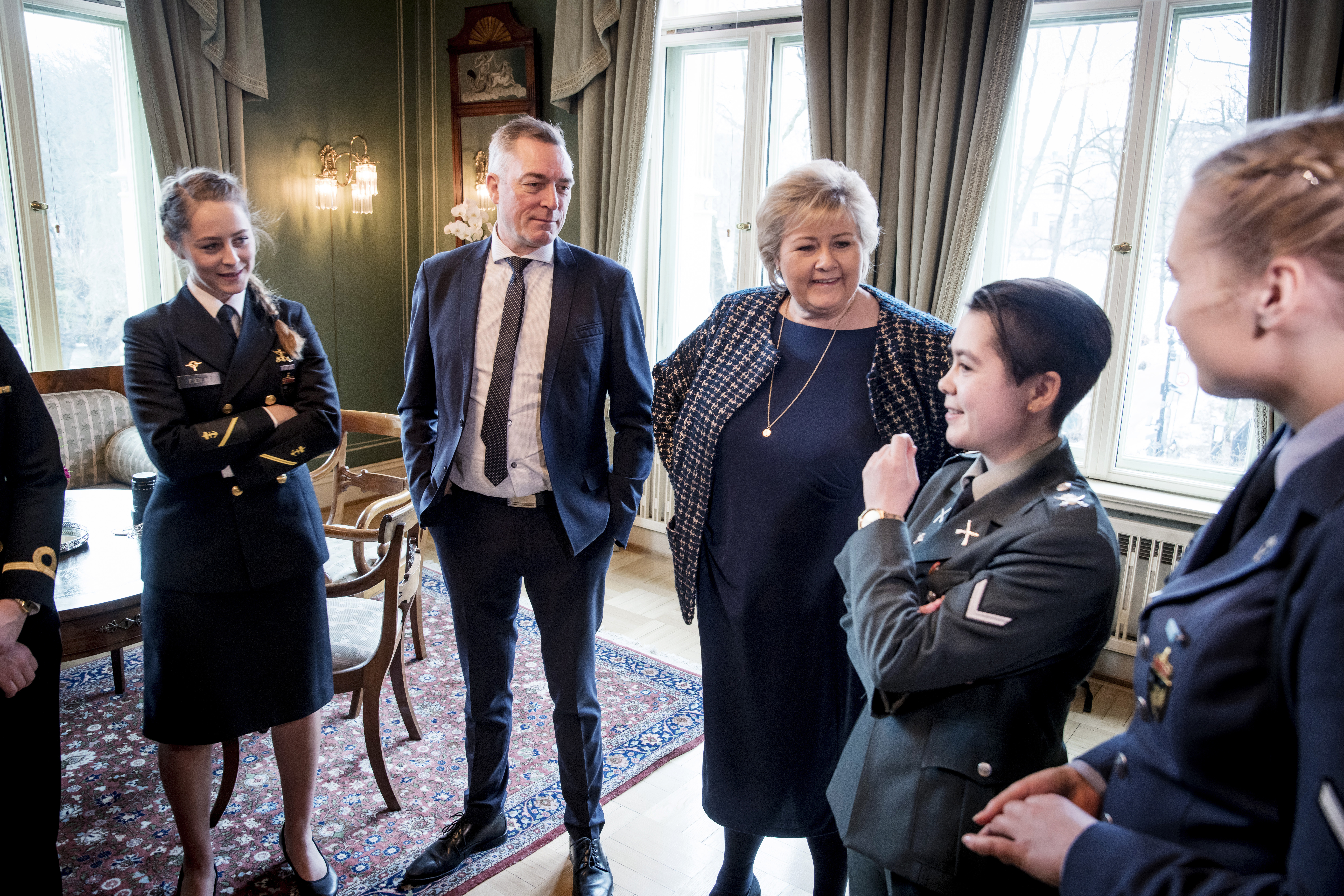 Statsminister Erna Solberg og forsvarsminister Frank Bakke-Jensen får innspill fra forsvarskvinner om hva som kan gjøres for å stoppe seksuell trakassering og mobbing. Foto: Gorm K. Gaare