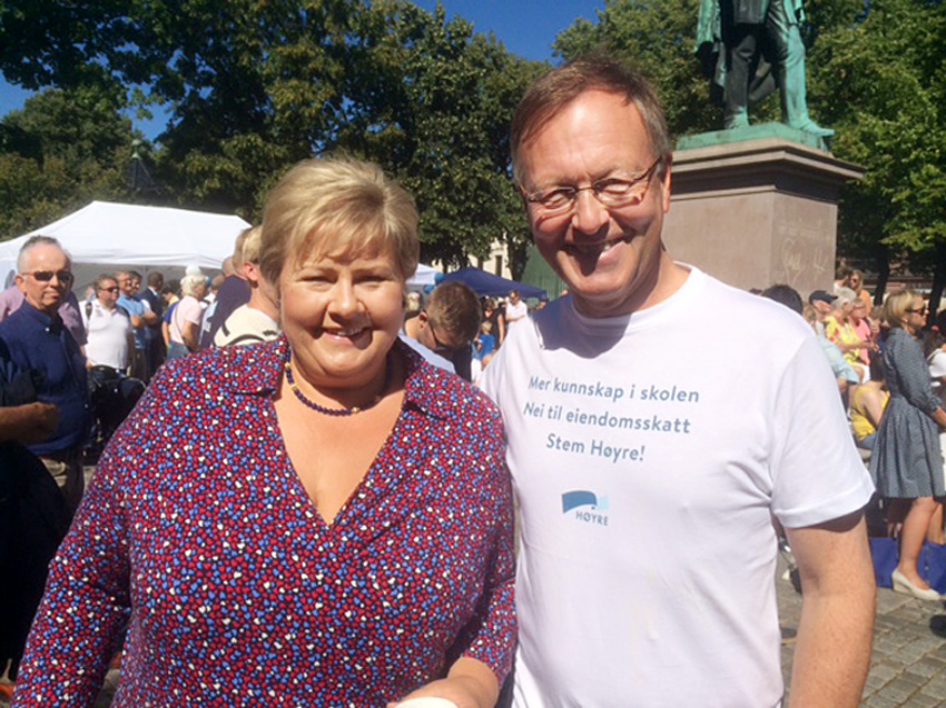 Morten Steenstrup har gjort comeback i politikken - fordi politikken trenger næringslivserfaring. Her i valgkamparbeid med statsminister og Høyre-leder Erna Solberg.