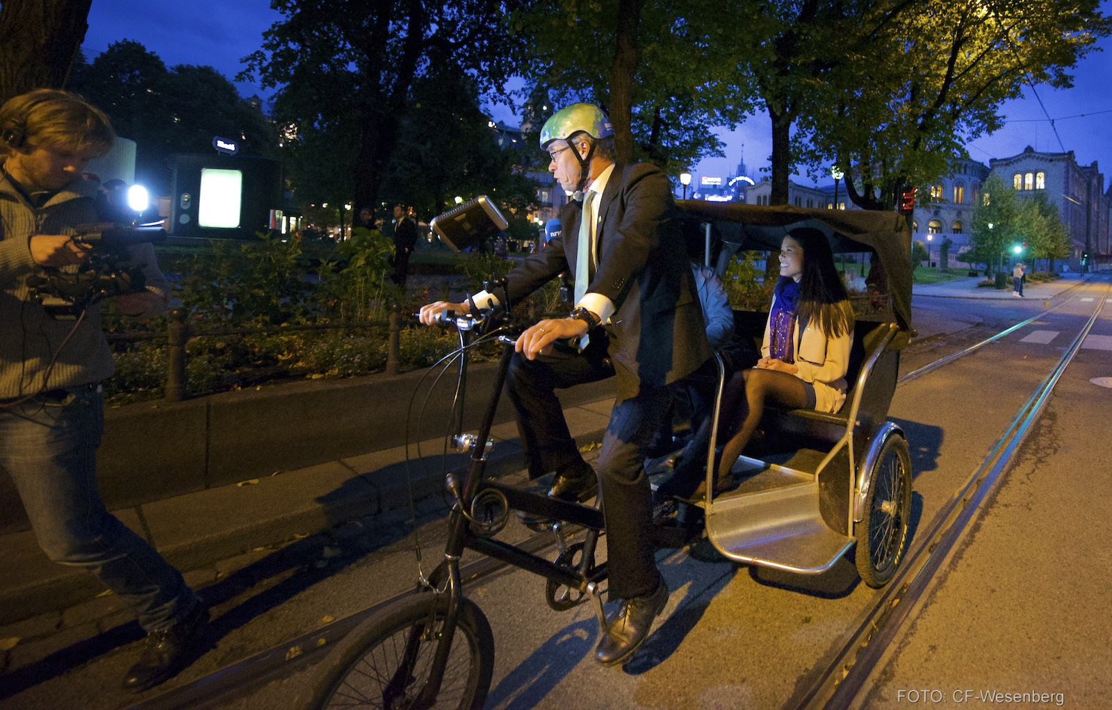 Miljøpartiet De Grønnes leder Rasmus Hansson syklet frontfigur i Oslo, Lan Marie Nguyen Berg, til valgvake etter et brakvalg i hovedstaden. Foto: MDG