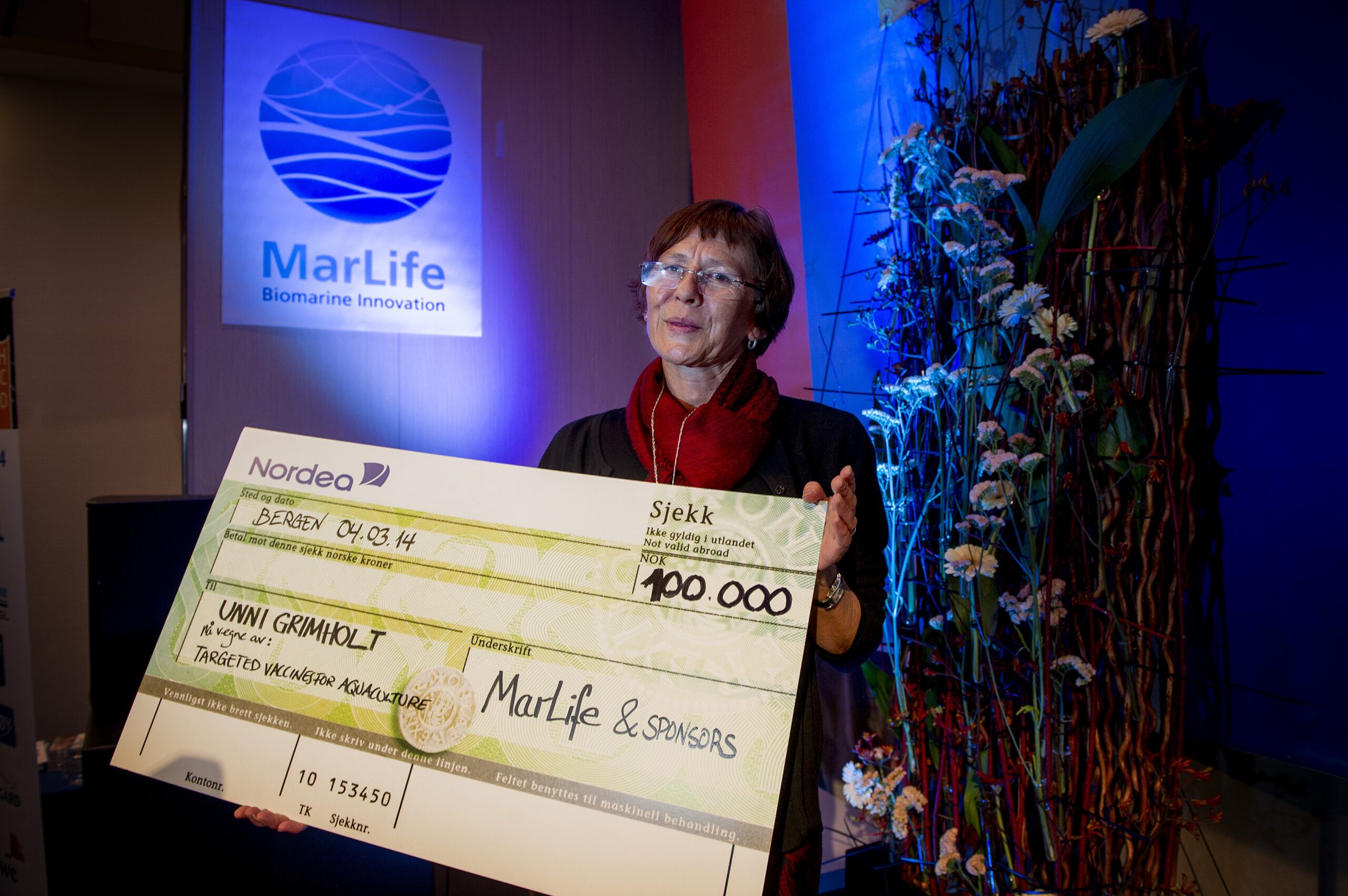 Unni Grimholt received the check of NOK 100 000 for developing a targeted fish vaccine at the Marine Innovation Day in Bergen. Photo: Gorm K. Gaare.
