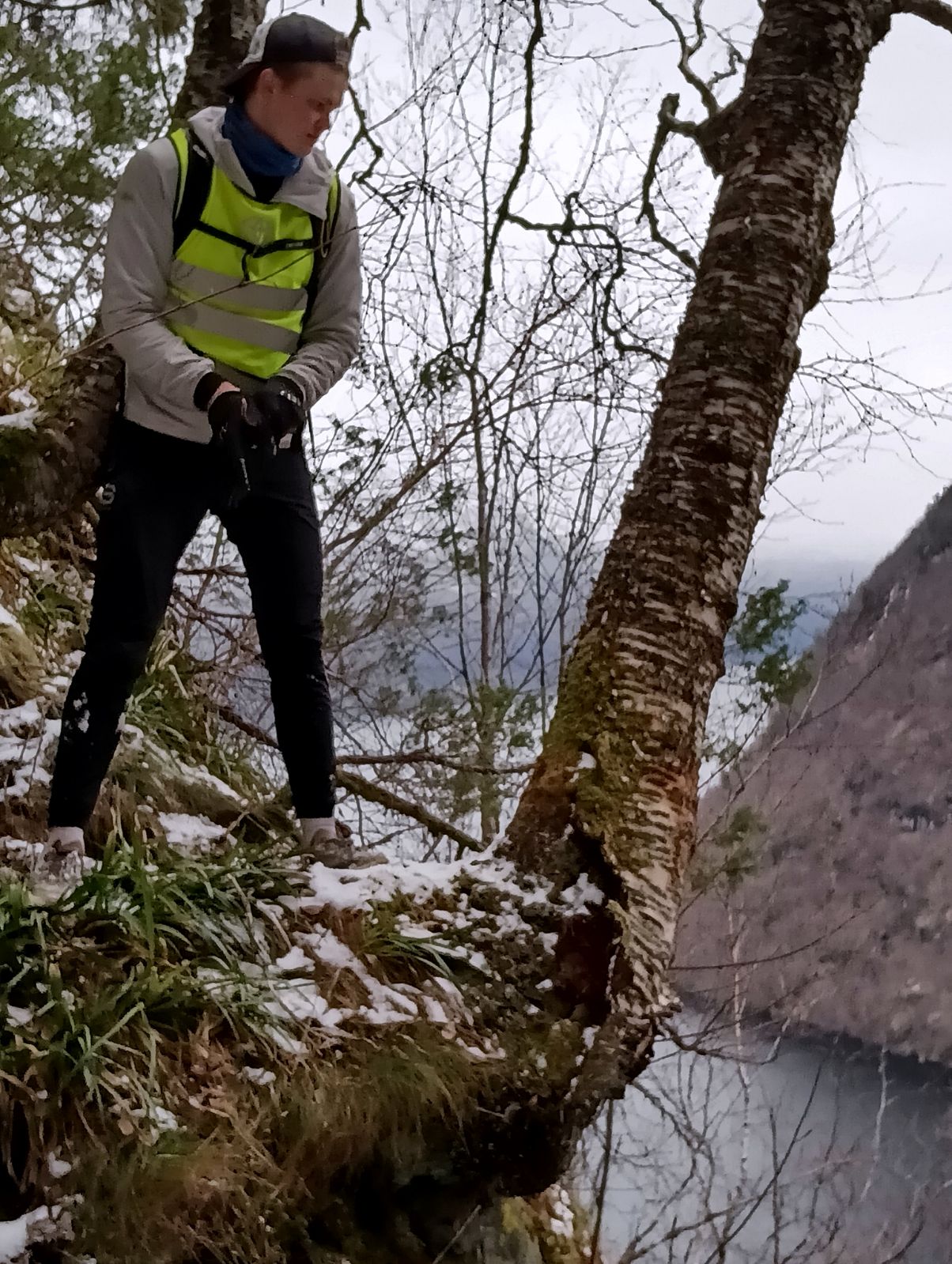 Her er det 400 meter rett ned i Hornindalsvatnet. Rasmus Haugen frå Hornindal er ekstremutøvar i faget sauesanking. Foto: Rune Haugen.