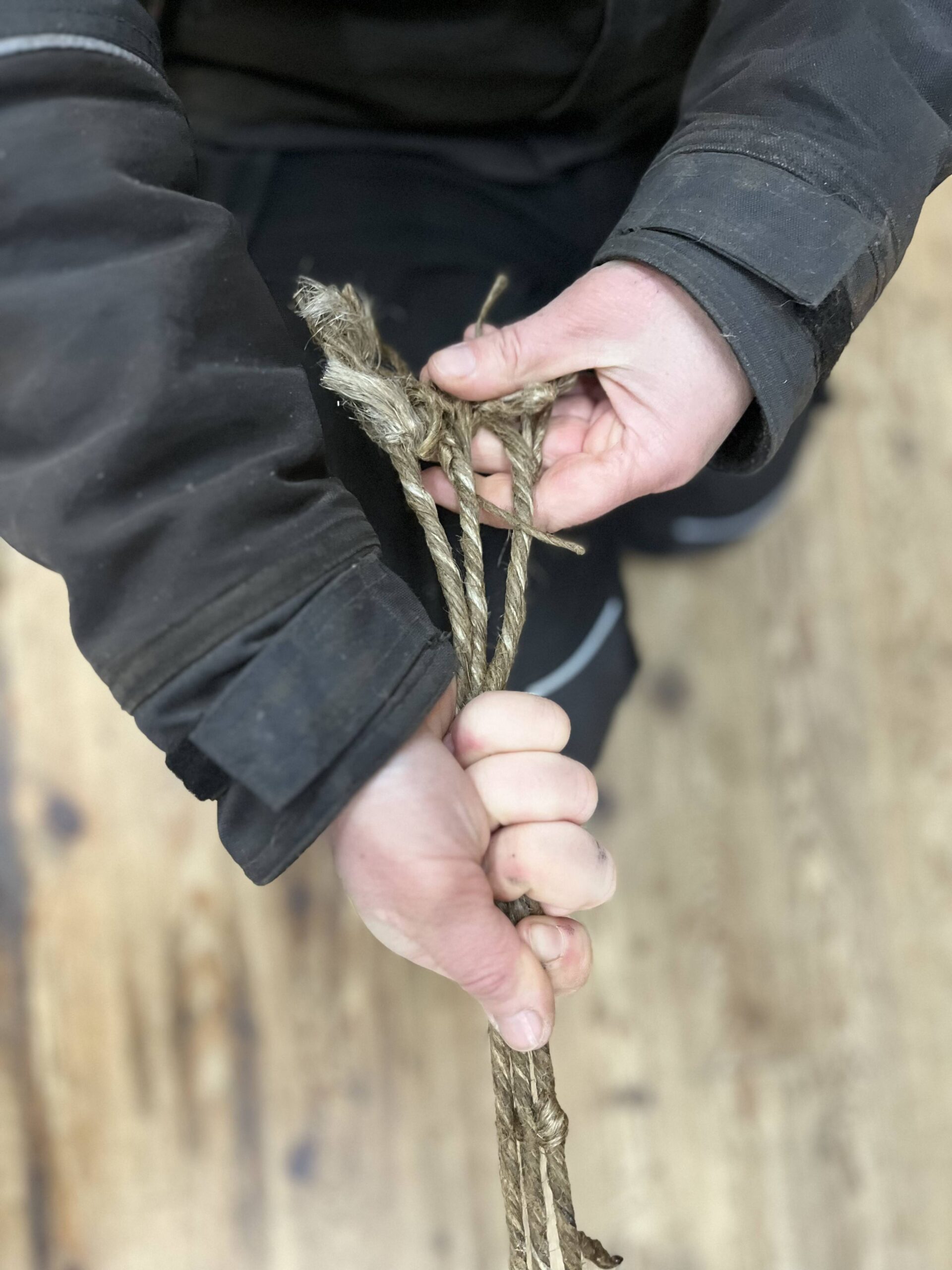 LANG SIKT: Eit tau av naturfiber blir gjerne såkalla treslått eller fireslått, etter talet på kordelar. Ståltau har seks kordelar, fortel reipslagar Sarah Sjøgreen. I Norheimsund heldt dei seg til naturfiber. Nitti prosent av alle taua som blir laga her er av hamp, men dei slår også tau av bomull, lindebast, kokos, manilla og hestehår. Foto: Heidi Molstad Andresen / NPK
