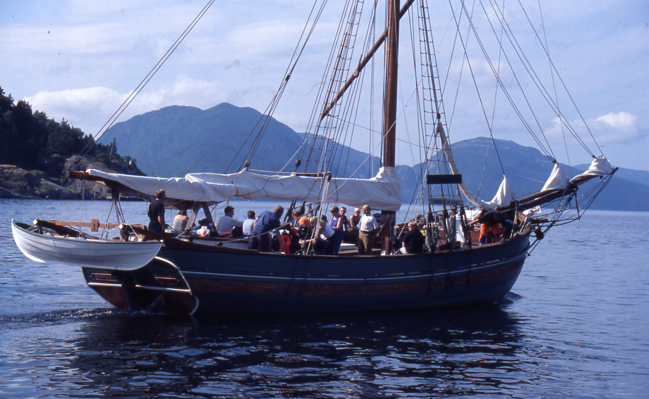 METERVIS I MASTA: Ryfylkejekta Brødrene af Sand er rigga med handlaga hampetau. Foto: Ryfylkemuseet