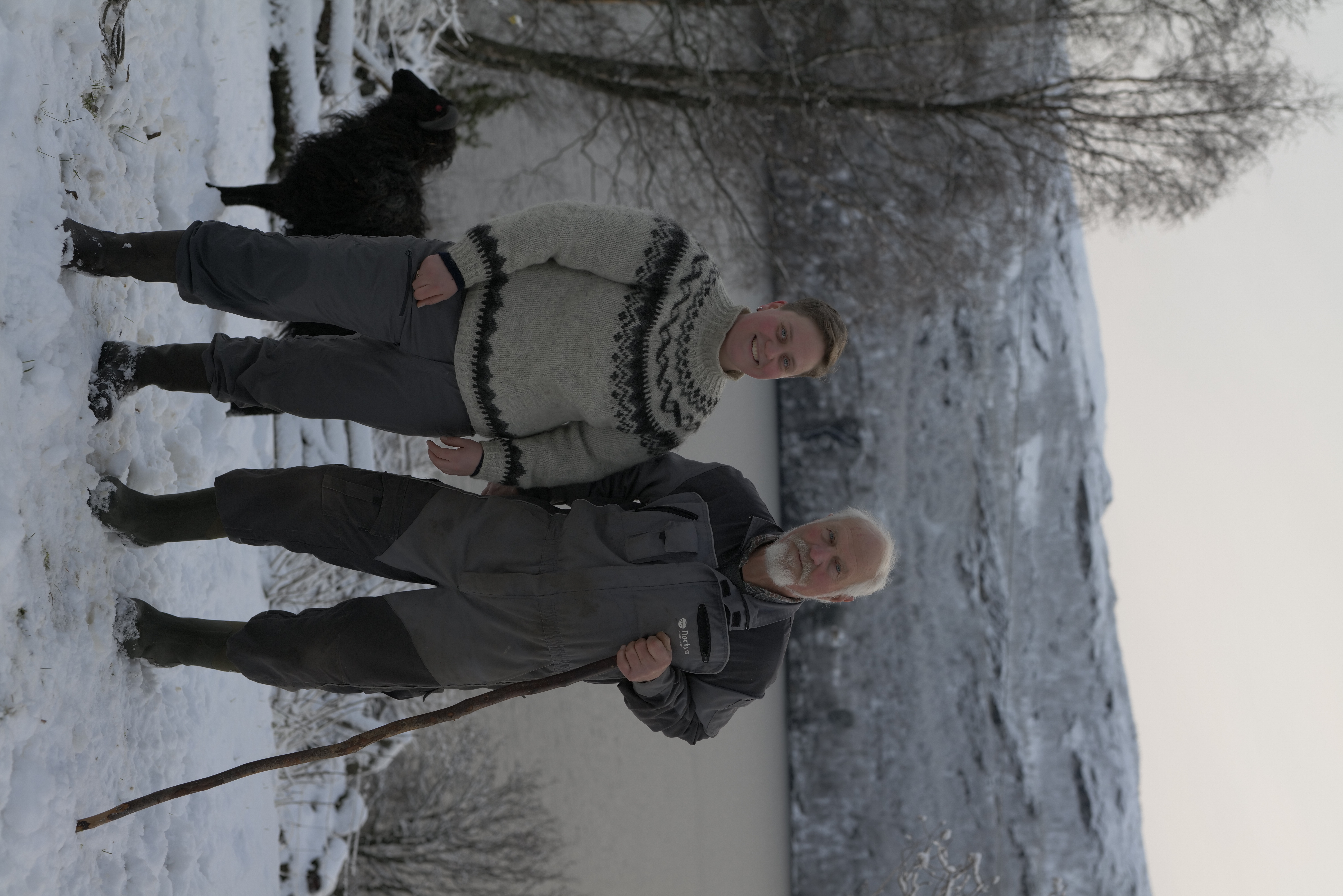 Rakel og far hennar, Terje. Rakel er fjerde generasjon som driv garden. Då Terje tok over, var det både ku, geit, sau, svin og høns på garden. Foto: FX Produksjoner / NPK