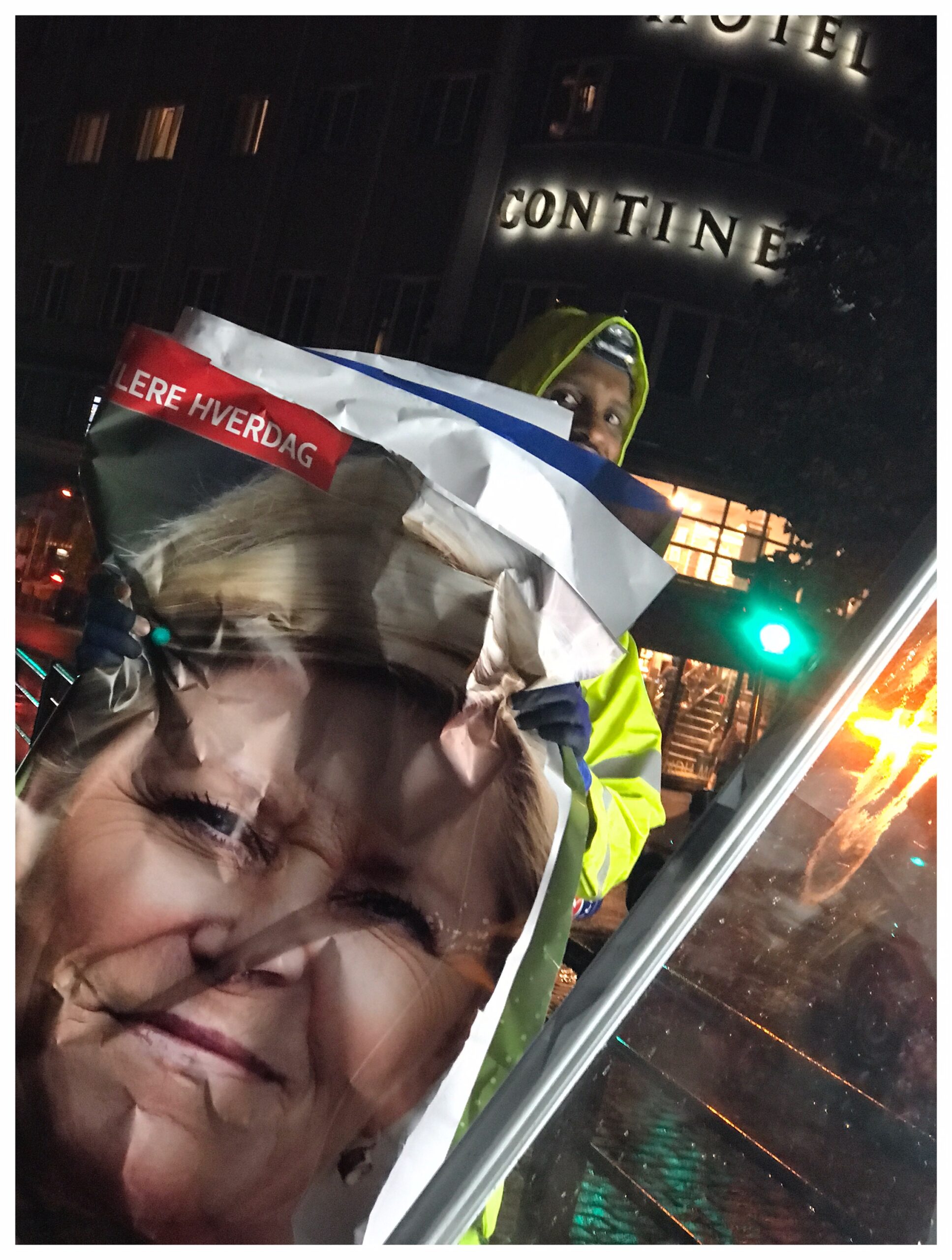 Jobben må gjøres - Zahid Dar i Straxx tar ned valgplakater i Oslo sentrum på valgkvelden. Foto: Kristin Levy