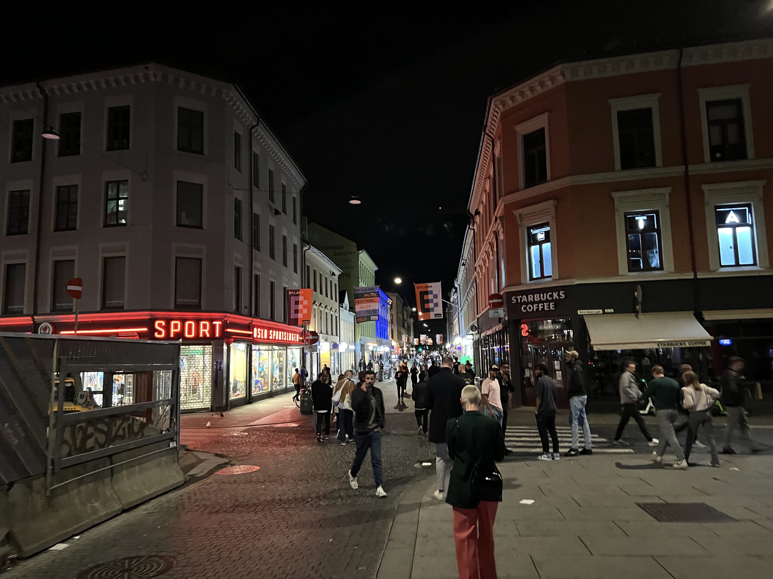 Gjenåpningsstemning i Oslo. Her fra Torggata den første lørdagsnatten etter 18 måneder nedstengning av hovedsetaden. Foto: OBM