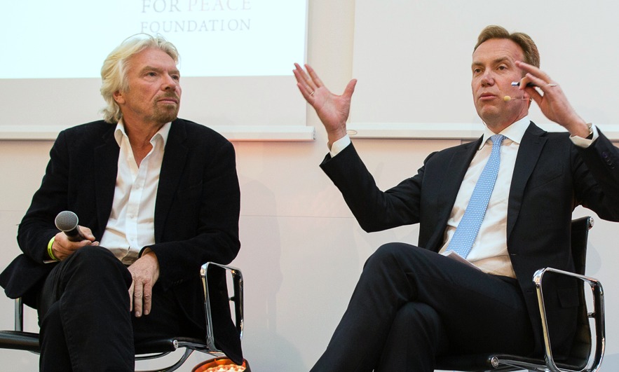 Sir Richard Branson (tv) ber Norge om å investere 150 millioner kroner i Virgin Earth Challenge. Han søkte muntlig om støtten i møte med utenriksminister Børge Brende. Foto: Business for Peace Foundation.