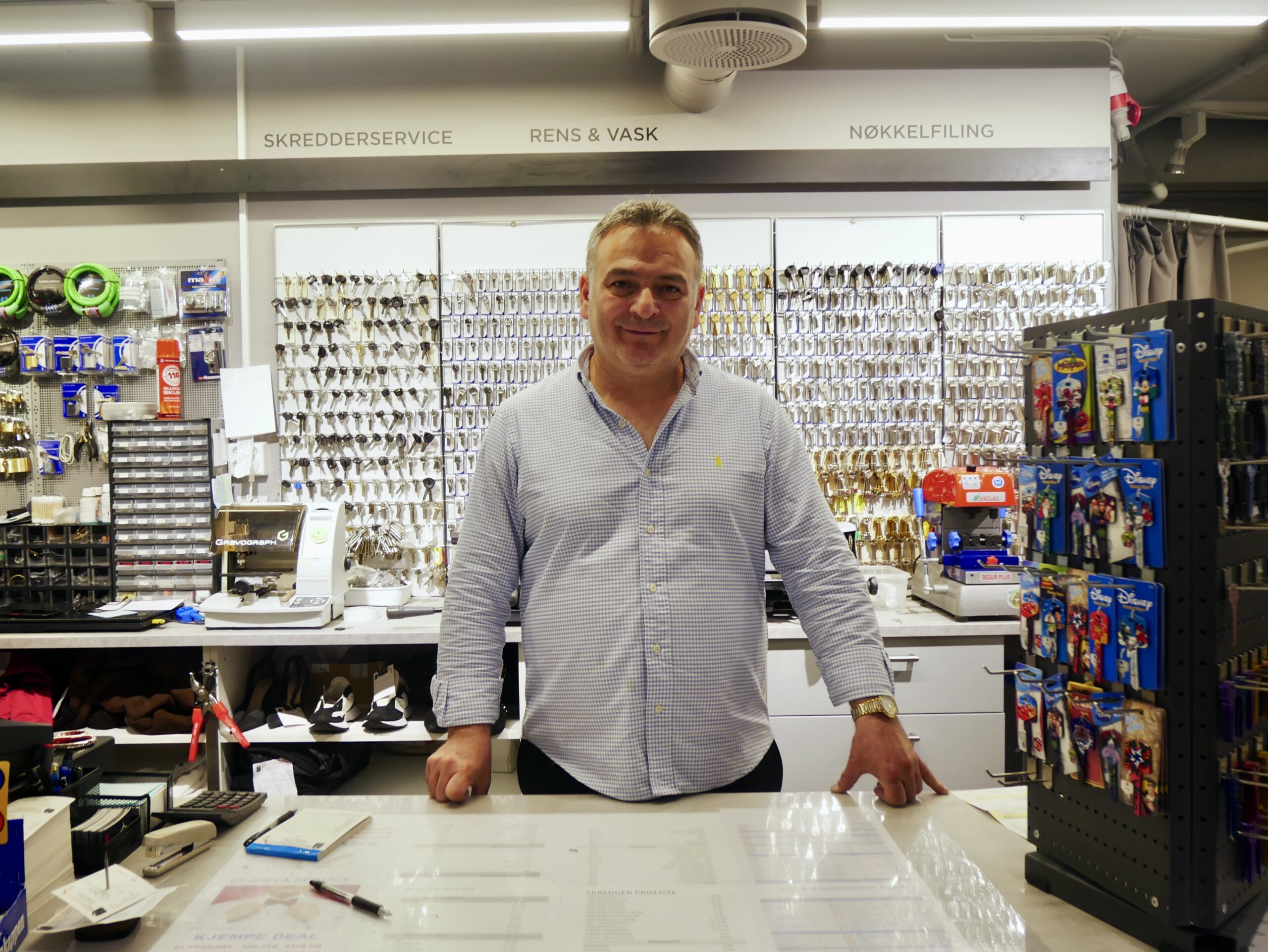Bayram Kayali har bakgrunn som skomakar i Tyrkia. Foto: Ragnhild Marie Kjosbakken / NPK