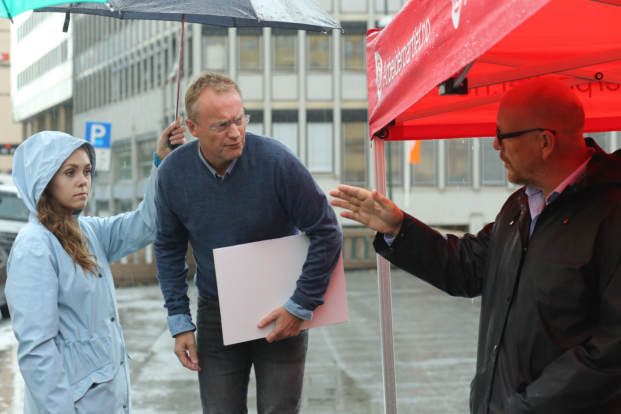 Raymond Johansen mobbekritiserer høyrebyrådet for å ikke ta dårlig arbeidsmiljø i Oslo kommune på alvor. Her får han instruksjoner for et videoopptak under valgkampen.
