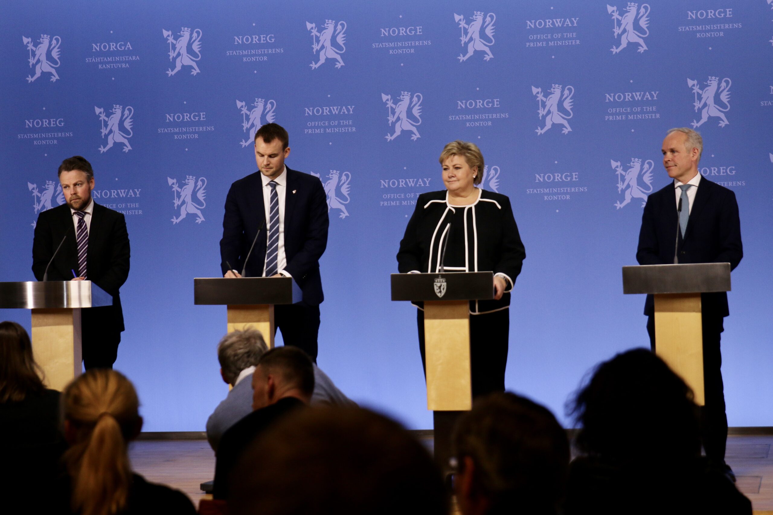 Fredag den 13:  Statsminister Erna Solberg flankert av statsråden Kjell Ingolf Ropstad (tv) og Jan Tore Sanner da de presenterte den første økonomiske krisepakken fredag 13. mars 2020.   Foto: Eirin Larsen, SMK
