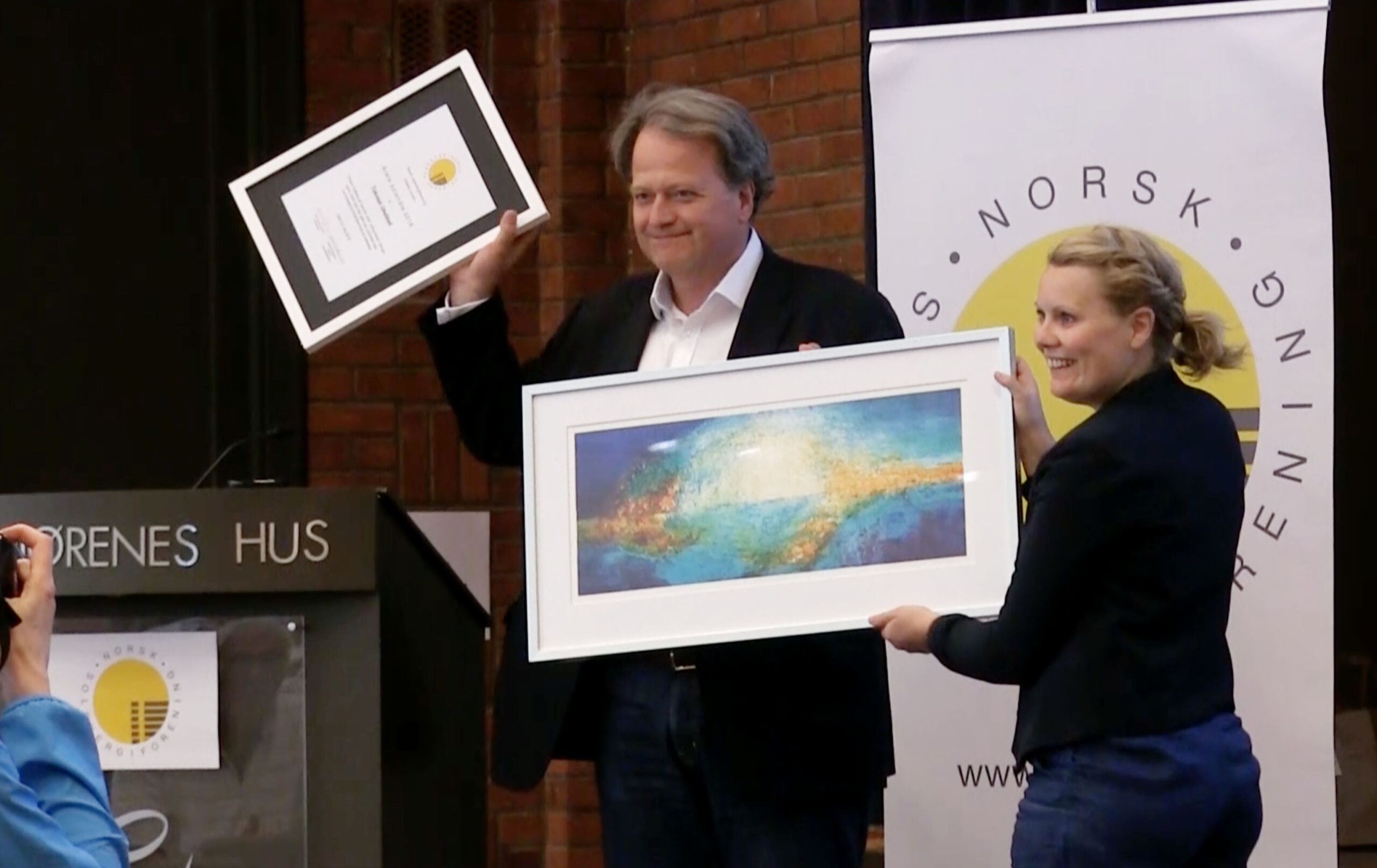 Teknisk Ukeblad-sjefen Jan Moberg får prisen som Årets solstråle. Foto: Gorm K. Gaare.