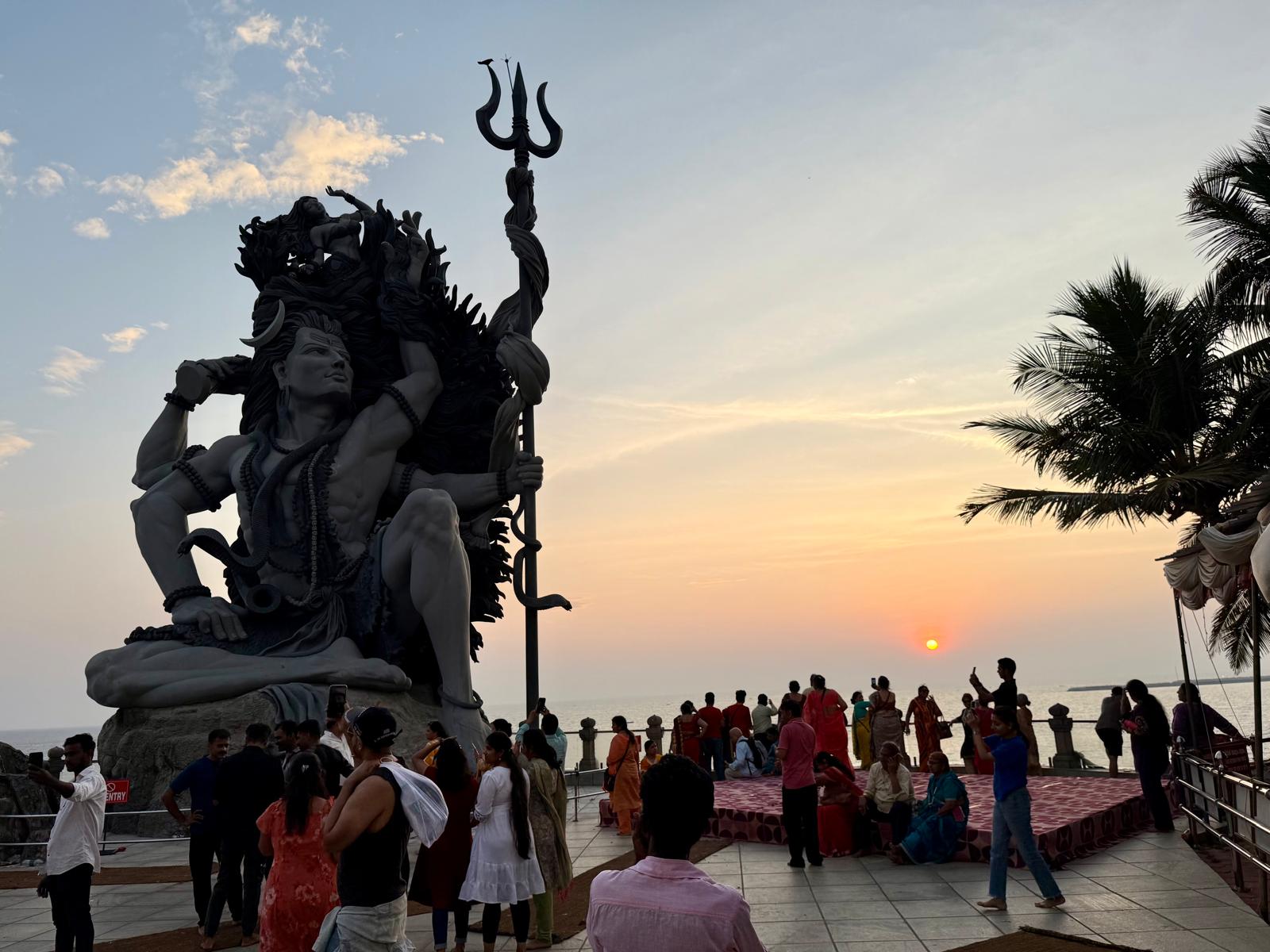 Solnedgang bak mektig Shivastatue.