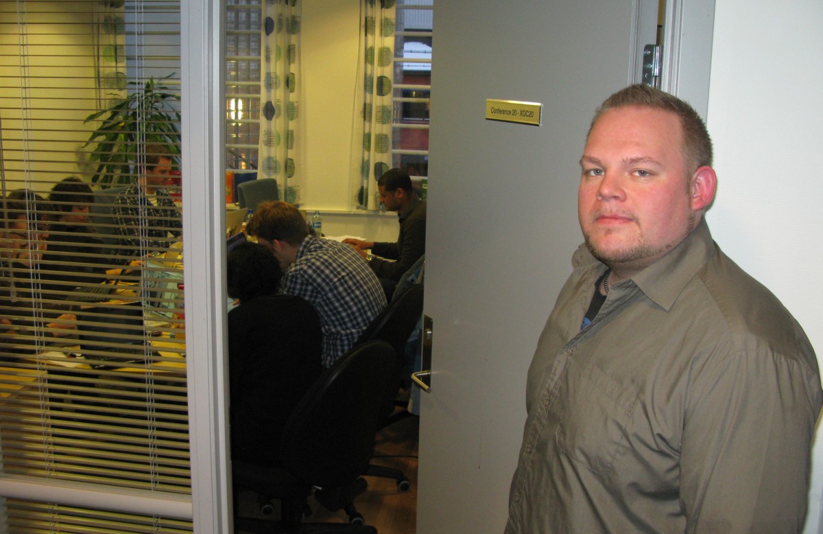 Robert Kristiansen fikk rollen som markedssjef for den nye bedriften GymPar som ble startet i helgen. Ideen ble presentert fredag kveld av Lucas H. Weldeghebriel (inne i rommet), og 54 timer senere var konseptet på plass. Foto: Magne Otterdal