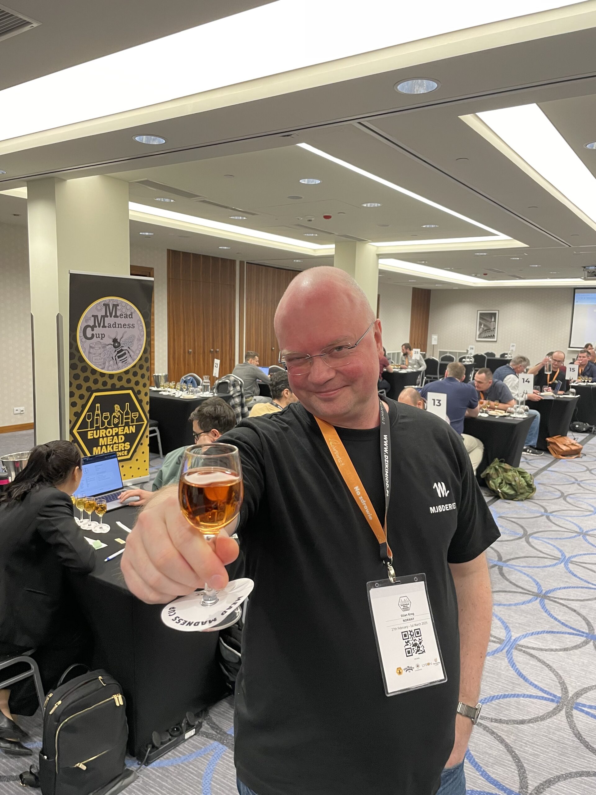 Stian Krog er styreleiar i Mjøderiet, her på mjødkonkurranse i Europa. Foto: Mjøderiet /NPK