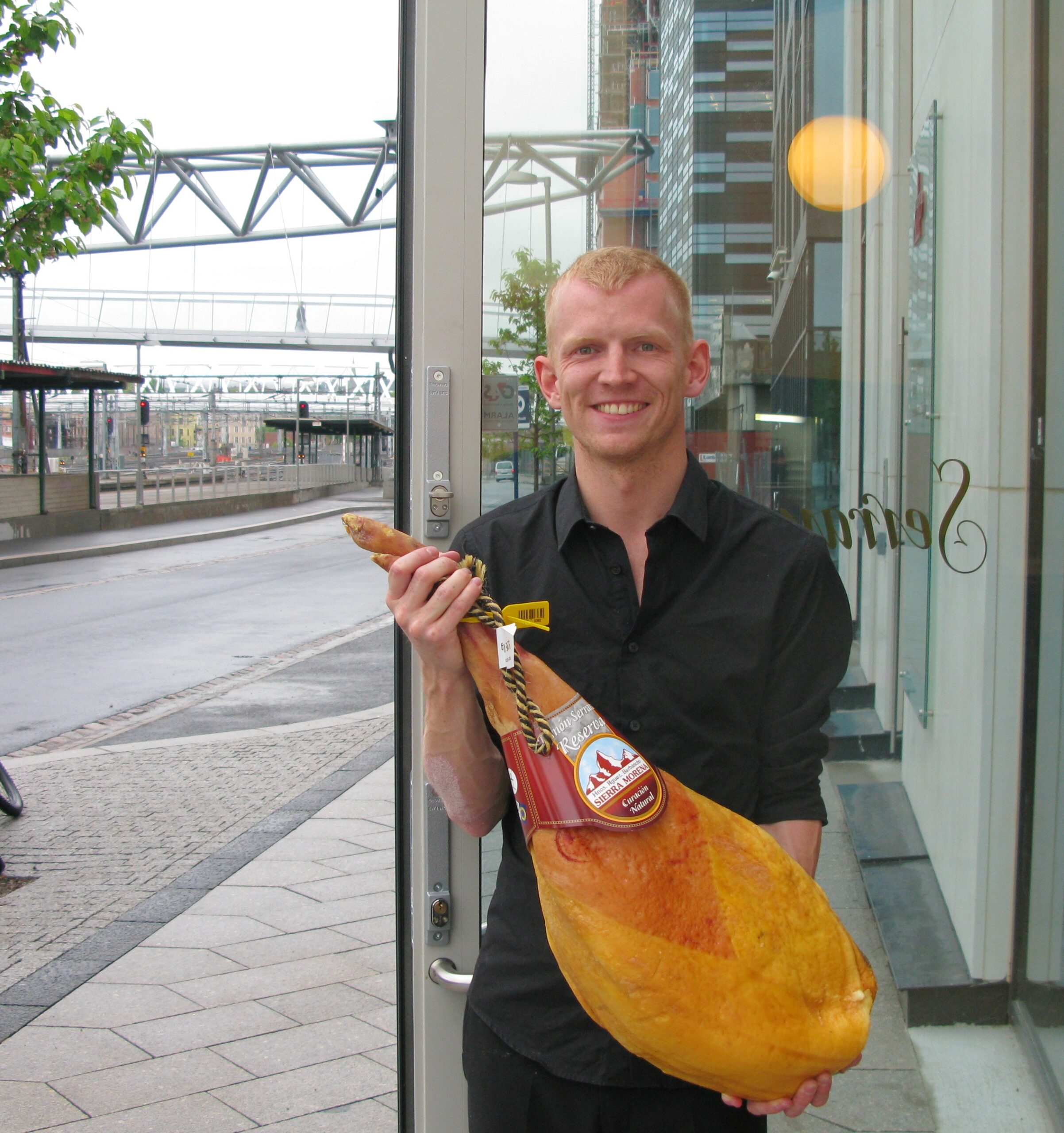 Stian Svang Pedersen er daglig leder for Serranos Bodega i Operakvartalet.