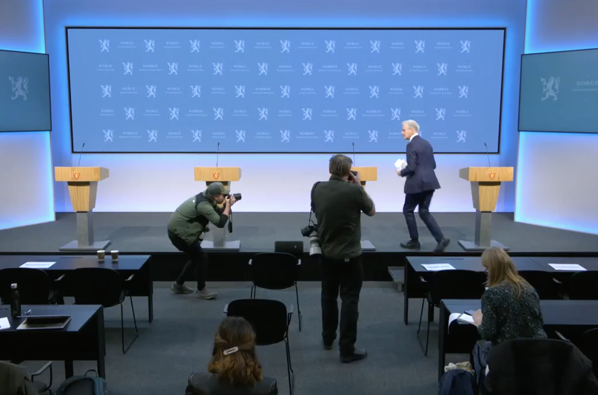 Jonas Gahr Støre på vei opp til sin første koronapressekonferanse som statsminister.