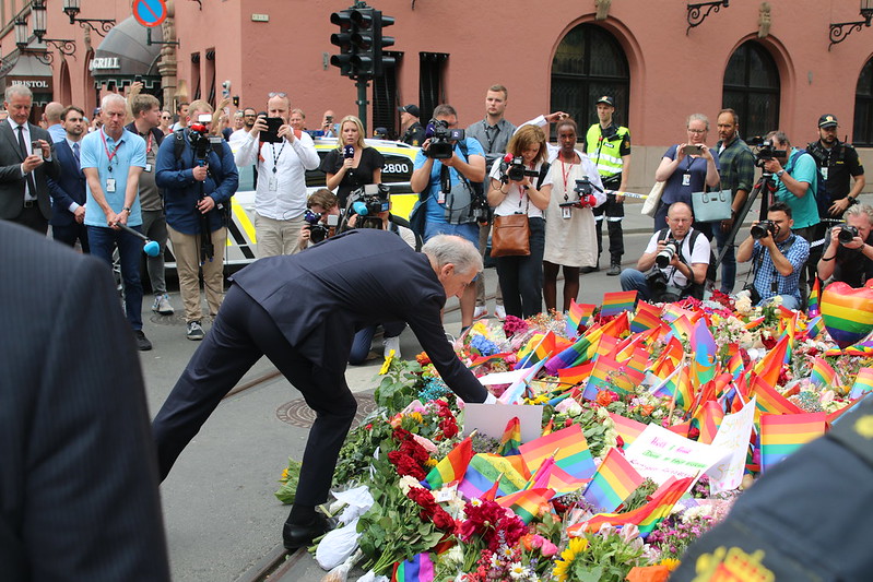 Statsminister Jonas Gahr Støre legger ned blomster på åstedet der to ble drept og 21 såret under terrorskytingen i Oslo. Foto: Statsministerens kontor.