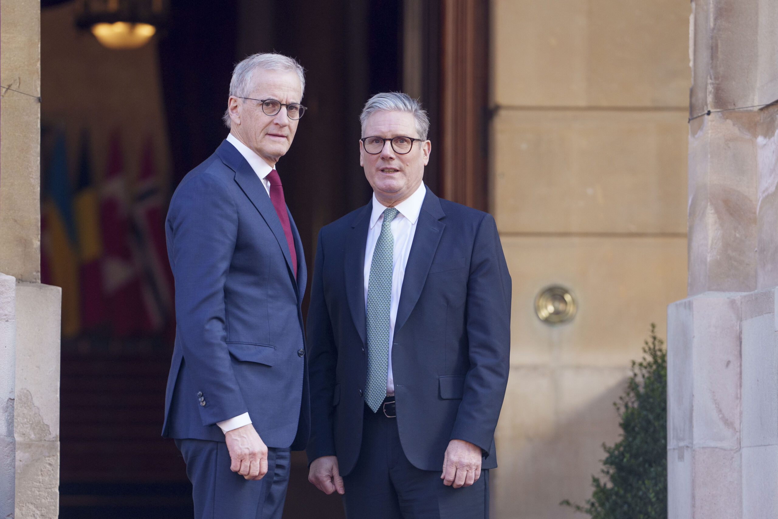 Statsminister Jonas Gahr Støre (Ap) på veg inn til toppmøtet med Storbritannias statsminister Keir Starmer og andre europeiske leiarar, og Ukrainas president Volodymyr Zelenskyj. Foto: Javad Parsa / NTB / NPK