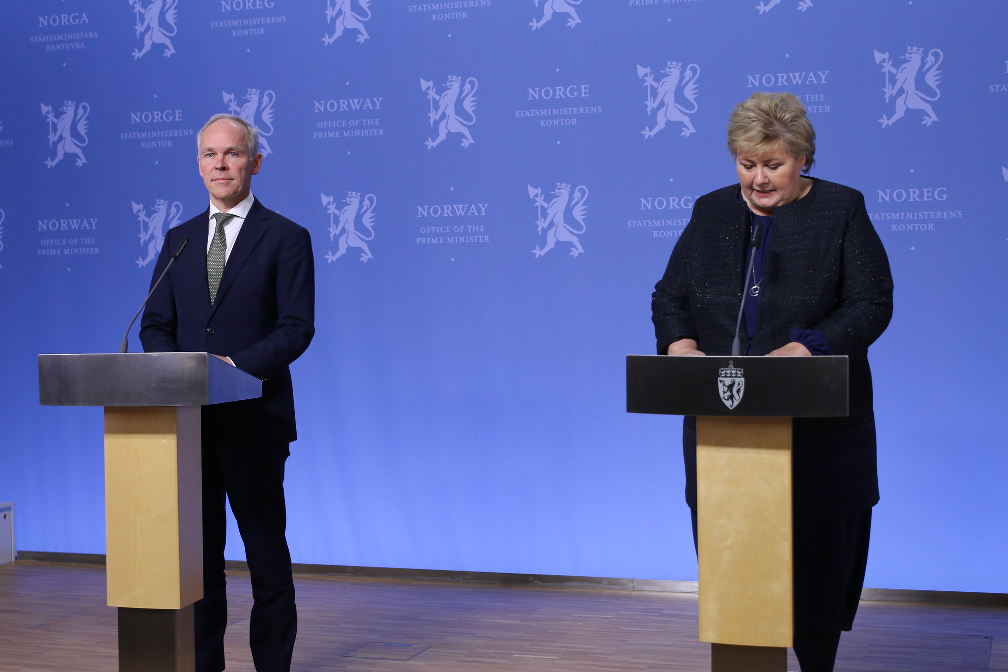 Finansminister Jan Tore Sanner (tv) og statsminister Erna Solberg legger de første 100 milliardene på bordet for å imøtekomme næringslivets rop om hjelp. Foto: Eirin Larsen, SMK
