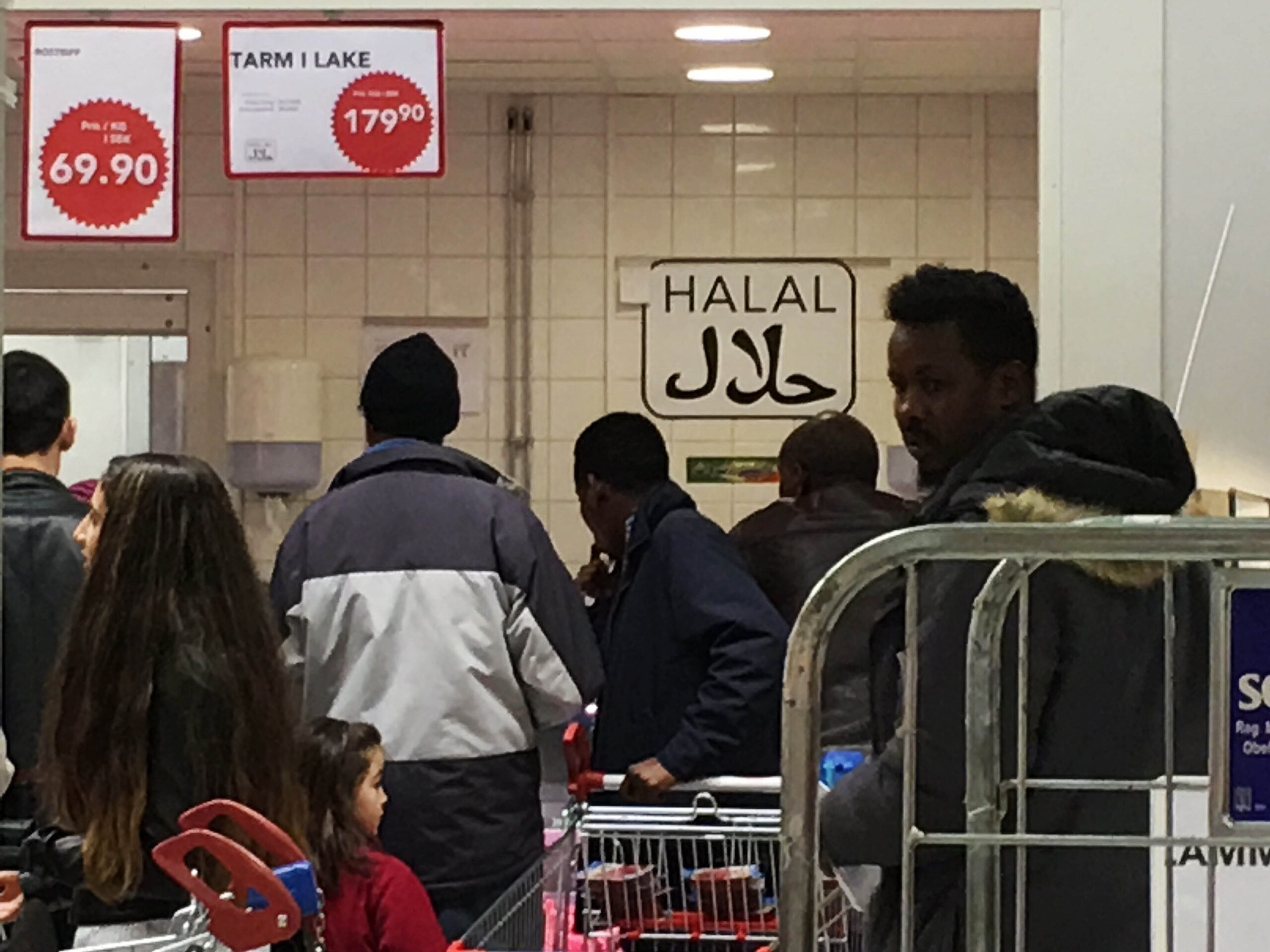 På Taste Land er køene lange for å handle blant annet halal slaktet kjøtt.