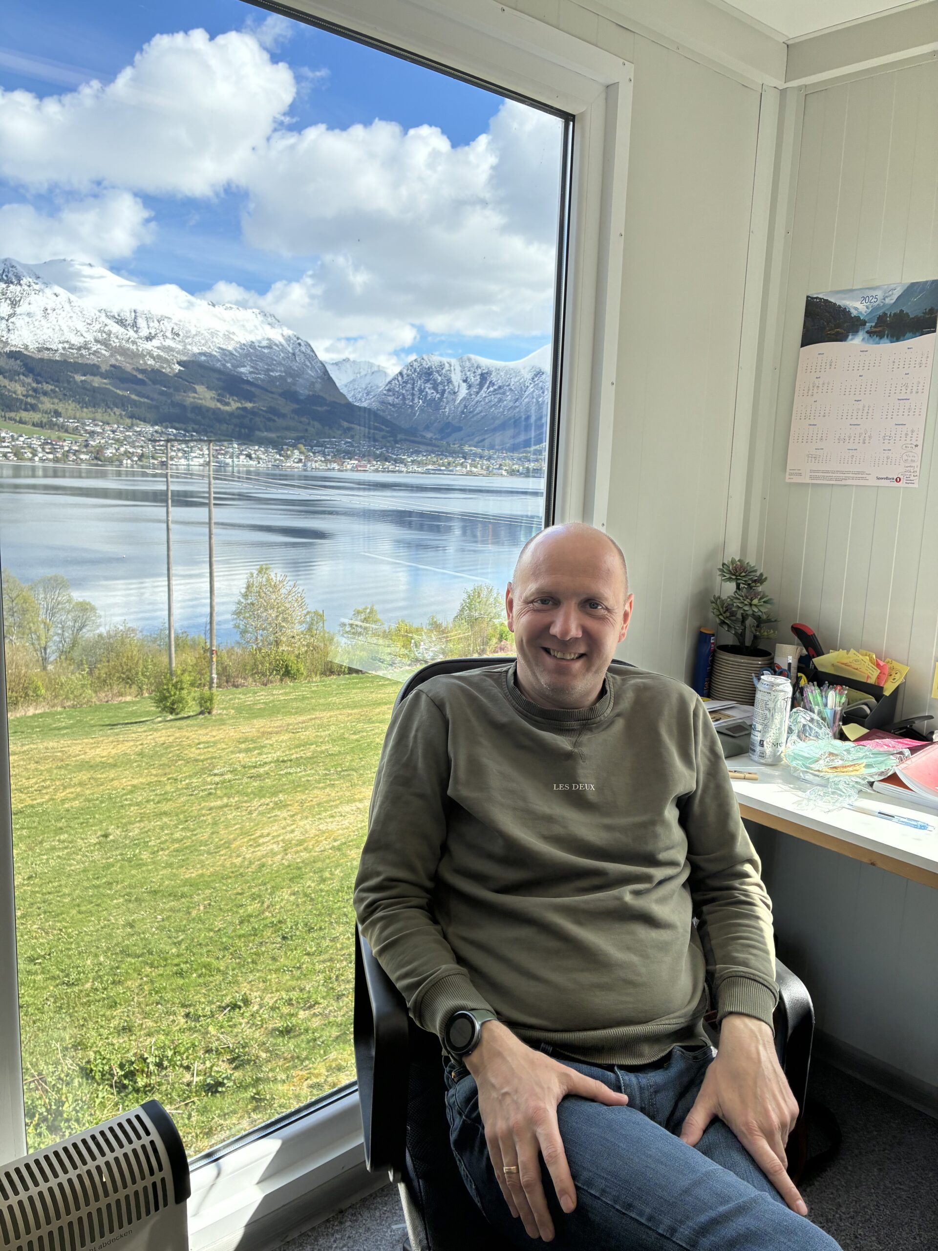 Thomas Ryste i skrivestova si i hagen heime i Hovdebygda i Ørsta. Foto: Bent Tandstad / NPK