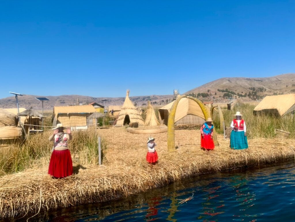 På verdens høyeste innsjø, Titicaca-sjøen, unngå folket på sivøyene fatale nedturer ved å fylle på 20 cm siv en gang i måneden.