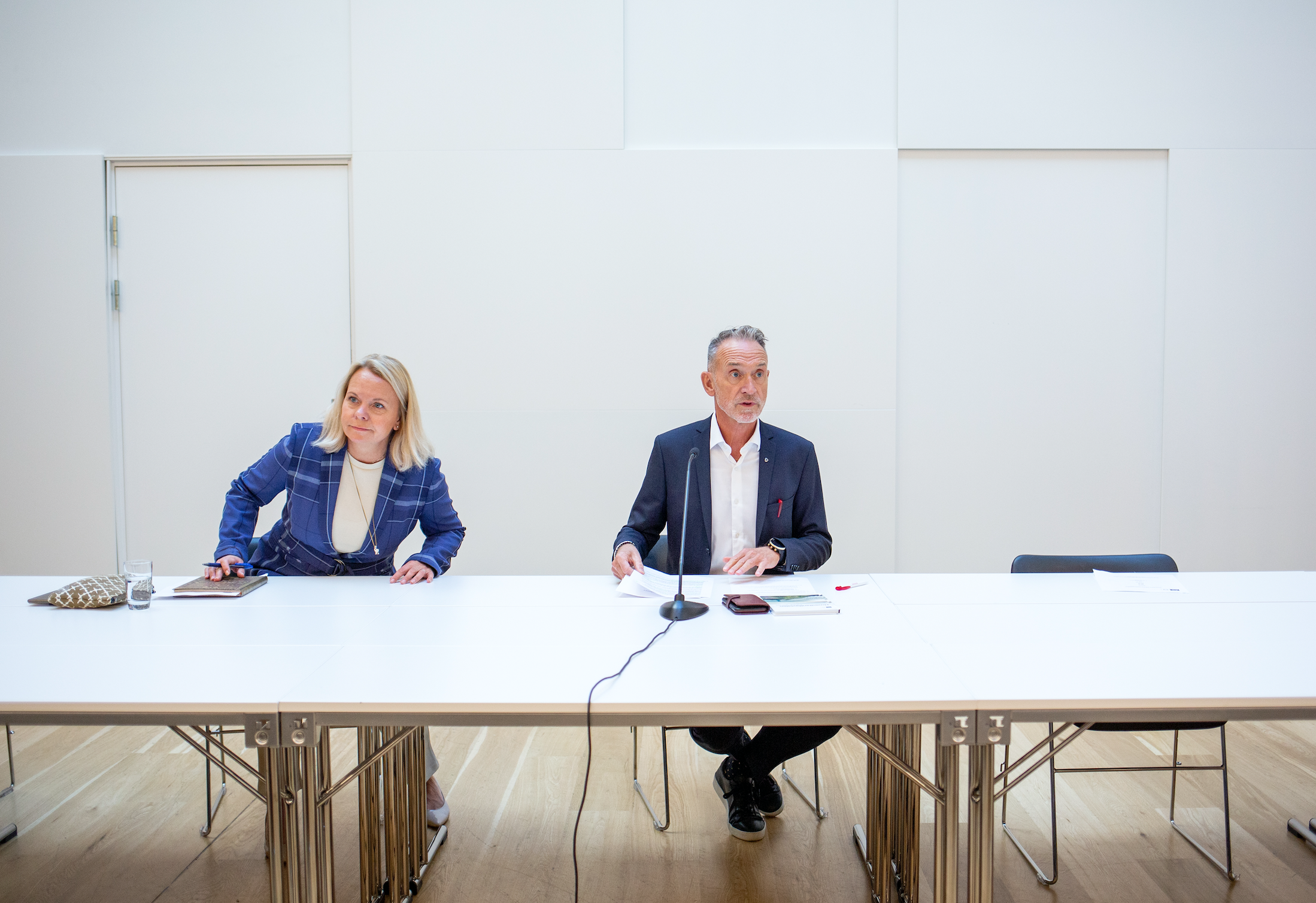 Arbeidslivsdirektør Tor Arne Gangsø i Kommunenes Sentralforbund (tv) maner til respekt for rammene som ble satt i frontfagoppgjøret 2020.  Foto: Javad Parsa.