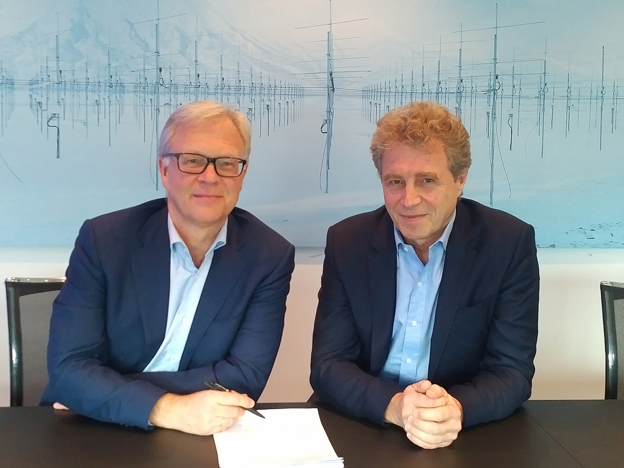 Odd Magne Rødseth i EW Group og Tor Vikenes i Norway Fresh har signert avtale om salg av Genomar Genetics til EW Group.