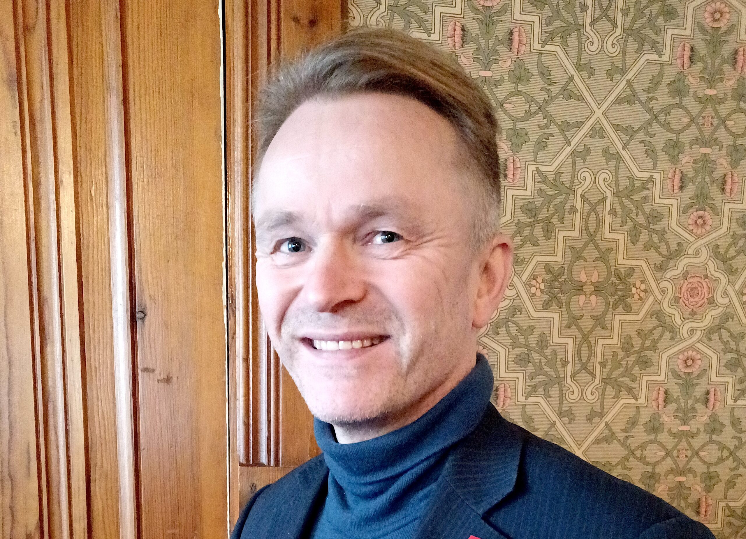 Tilbodet er ekstra mykje nytta før og etter feriar og høgtider, fortel ordførar Torgeir Næss. Julegjestene kjem til pynta kontor. Foto: Heidi Molstad Andresen / NPK