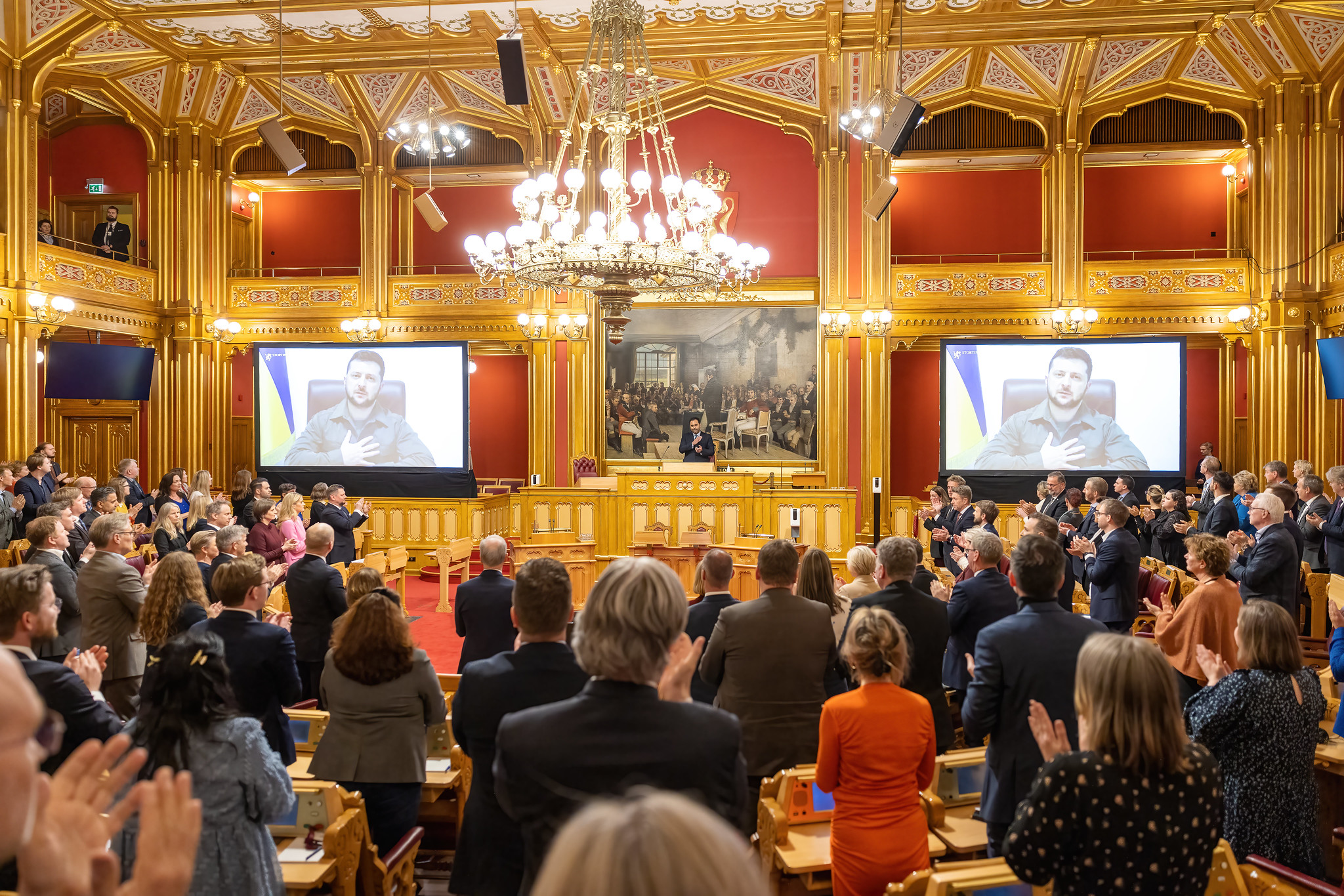 Ukrainas president Volodymyr Oleksandrovytsj Zelenskyj taler til Stortinget via link fra sine bunker i Kyiv. Foto: Morten Brakestad/Stortinget.