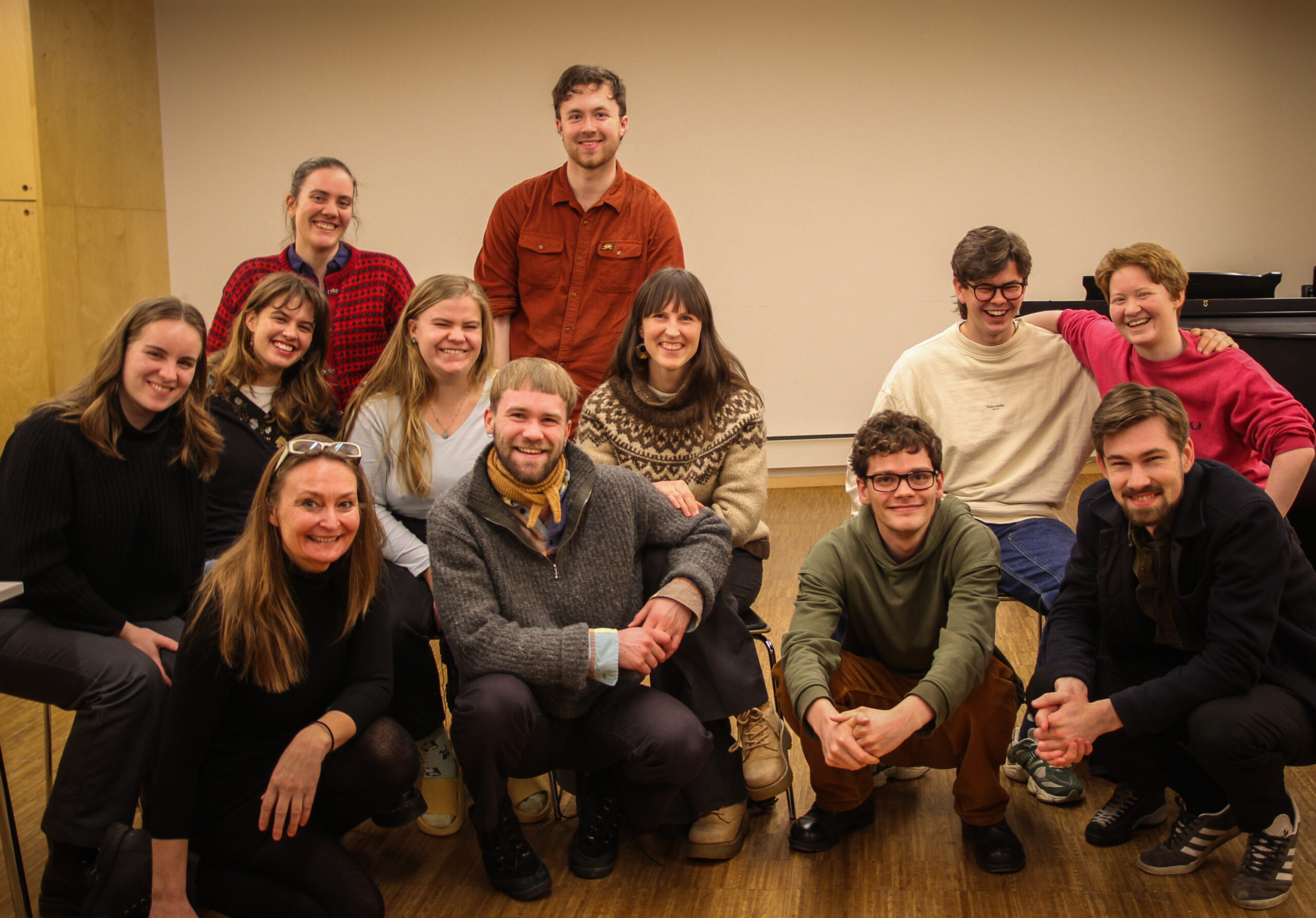 Bachelorstudentane i folkemusikk ved NMH har merka auka interesse for folkemusikk- og dans. Bak: Anna Russnes, Une Lorentze Onarheim, Signe Dorthea Krohn Gjessing, Sigyn Sjølie Sandegren, Åsmund Farstad, Runa Kvalheim, Sindre Tronrud, Vera Sonne. Framme: Unni Løvlid, Martin Steinum Brun, Åsmund Soldal og Trygve Liahagen. Foto: Julie Garmo / NPK